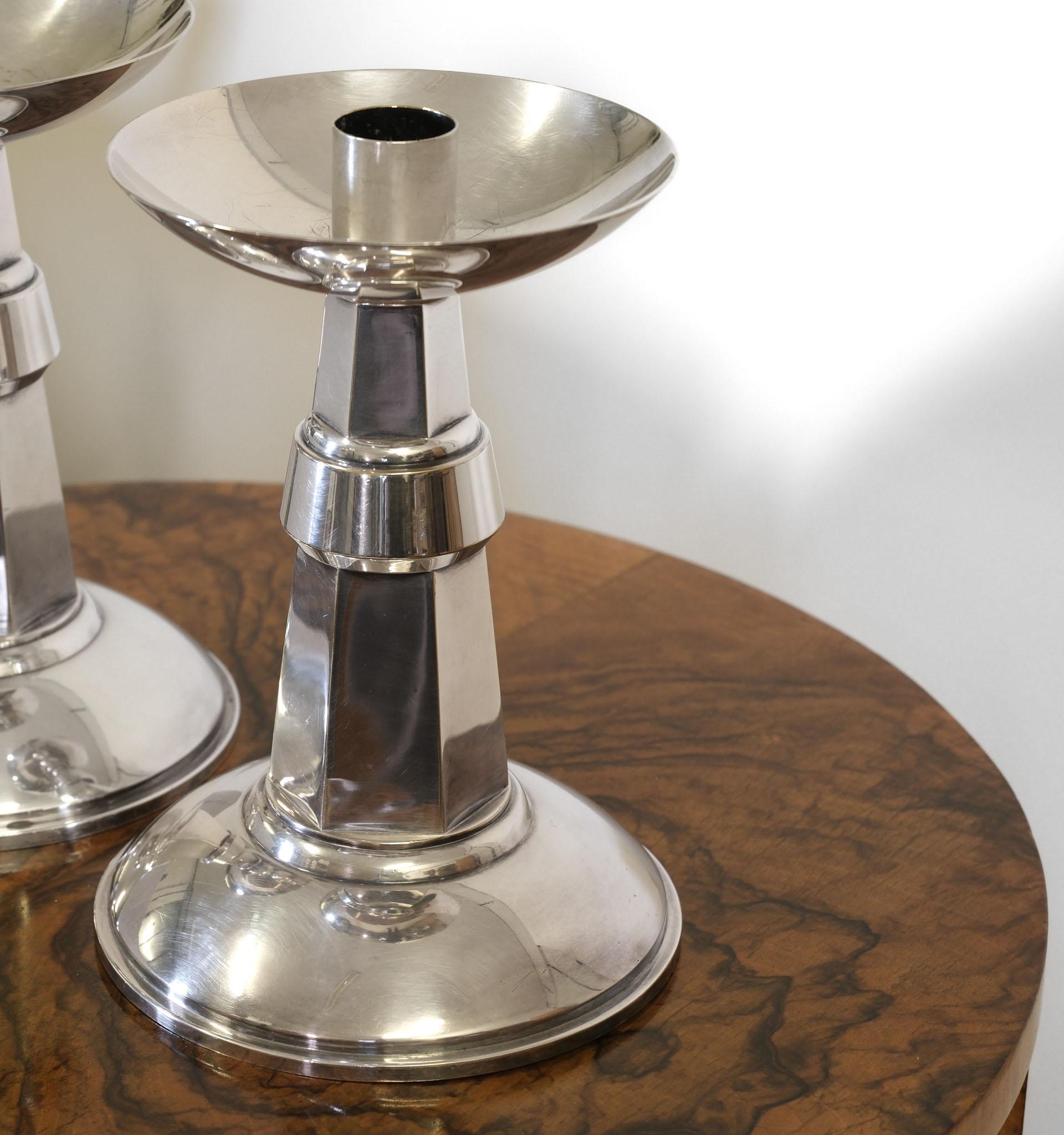 Art Déco Coppia di candelabri inglesi Art Deco di grandi dimensioni placcati in argento 1930 in vendita