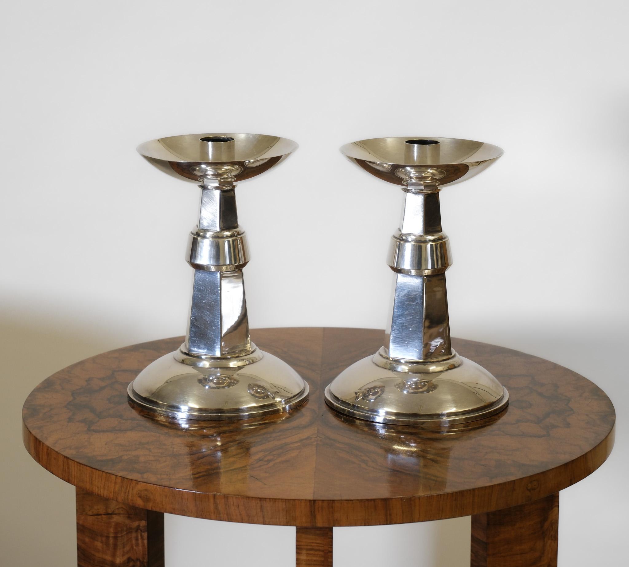 Inglese Coppia di candelabri inglesi Art Deco di grandi dimensioni placcati in argento 1930 in vendita