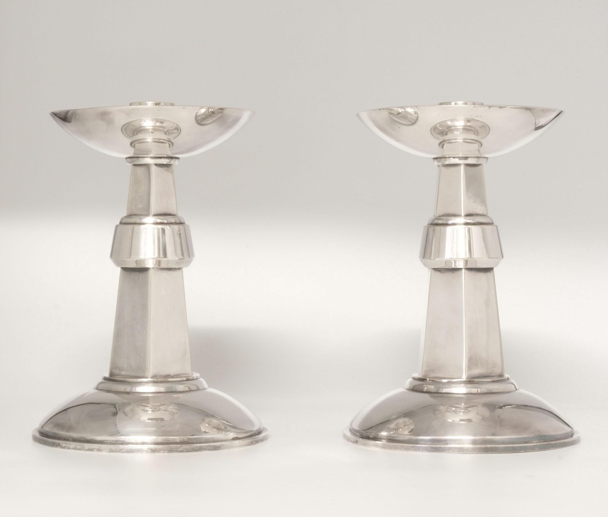 Coppia di candelabri inglesi Art Deco di grandi dimensioni placcati in argento 1930 In condizioni discrete in vendita a Norwich, GB