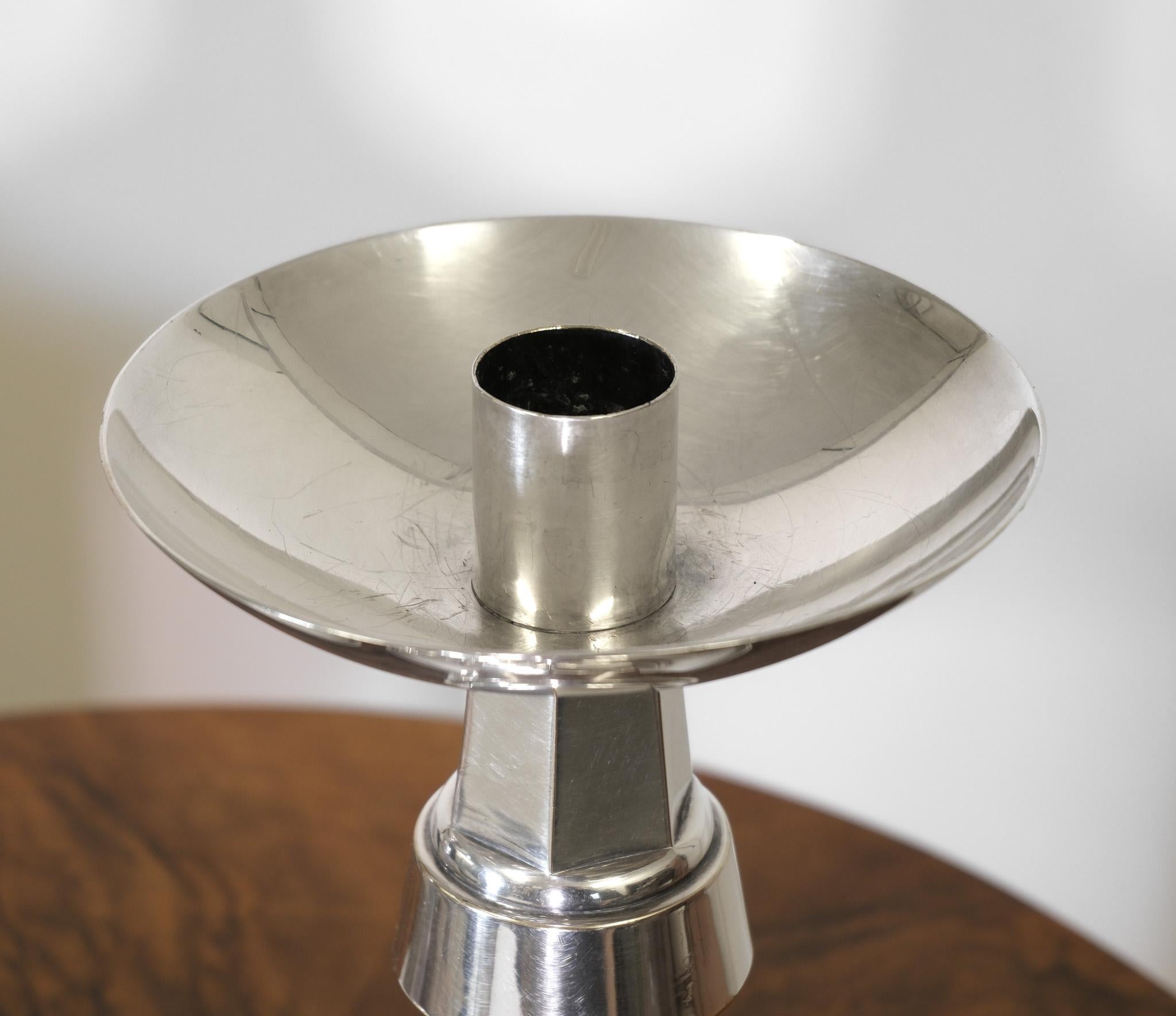 Metà XX secolo Coppia di candelabri inglesi Art Deco di grandi dimensioni placcati in argento 1930 in vendita
