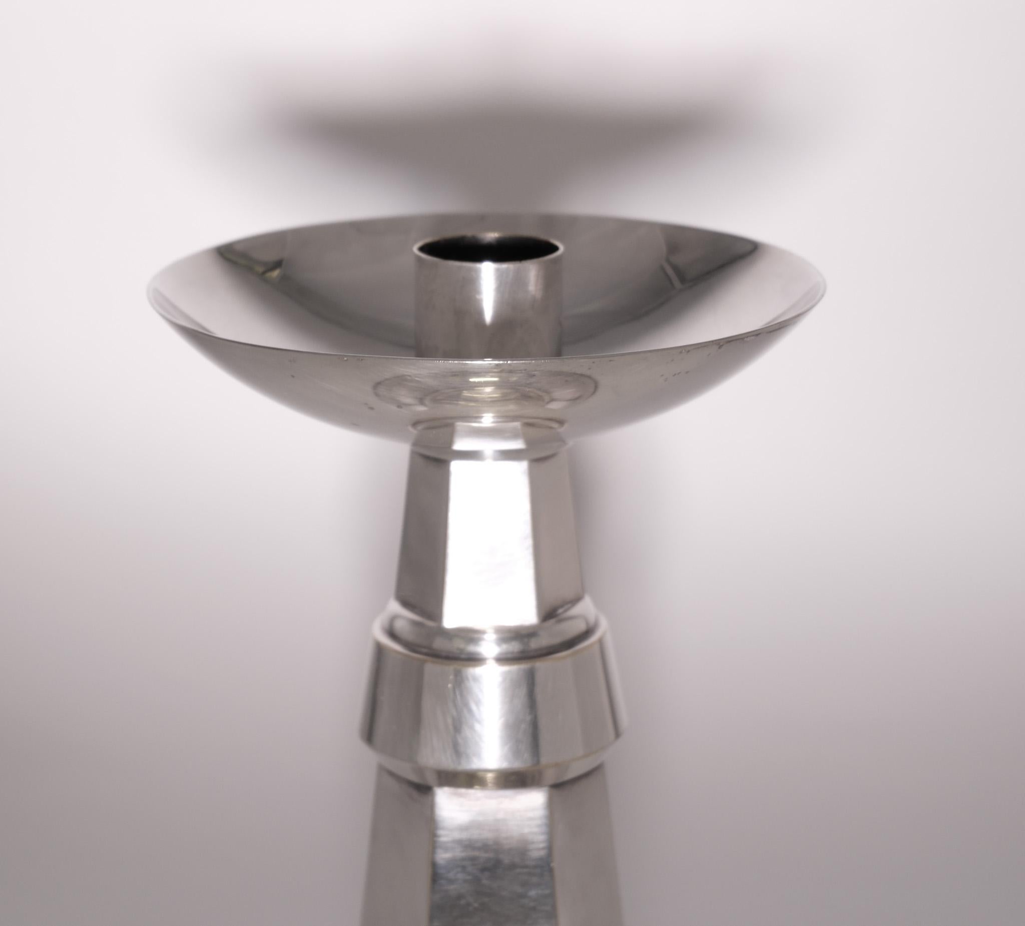 Placcato argento Coppia di candelabri inglesi Art Deco di grandi dimensioni placcati in argento 1930 in vendita