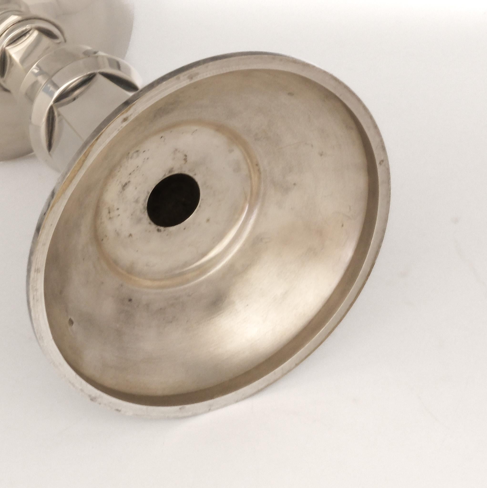 Coppia di candelabri inglesi Art Deco di grandi dimensioni placcati in argento 1930 in vendita 1