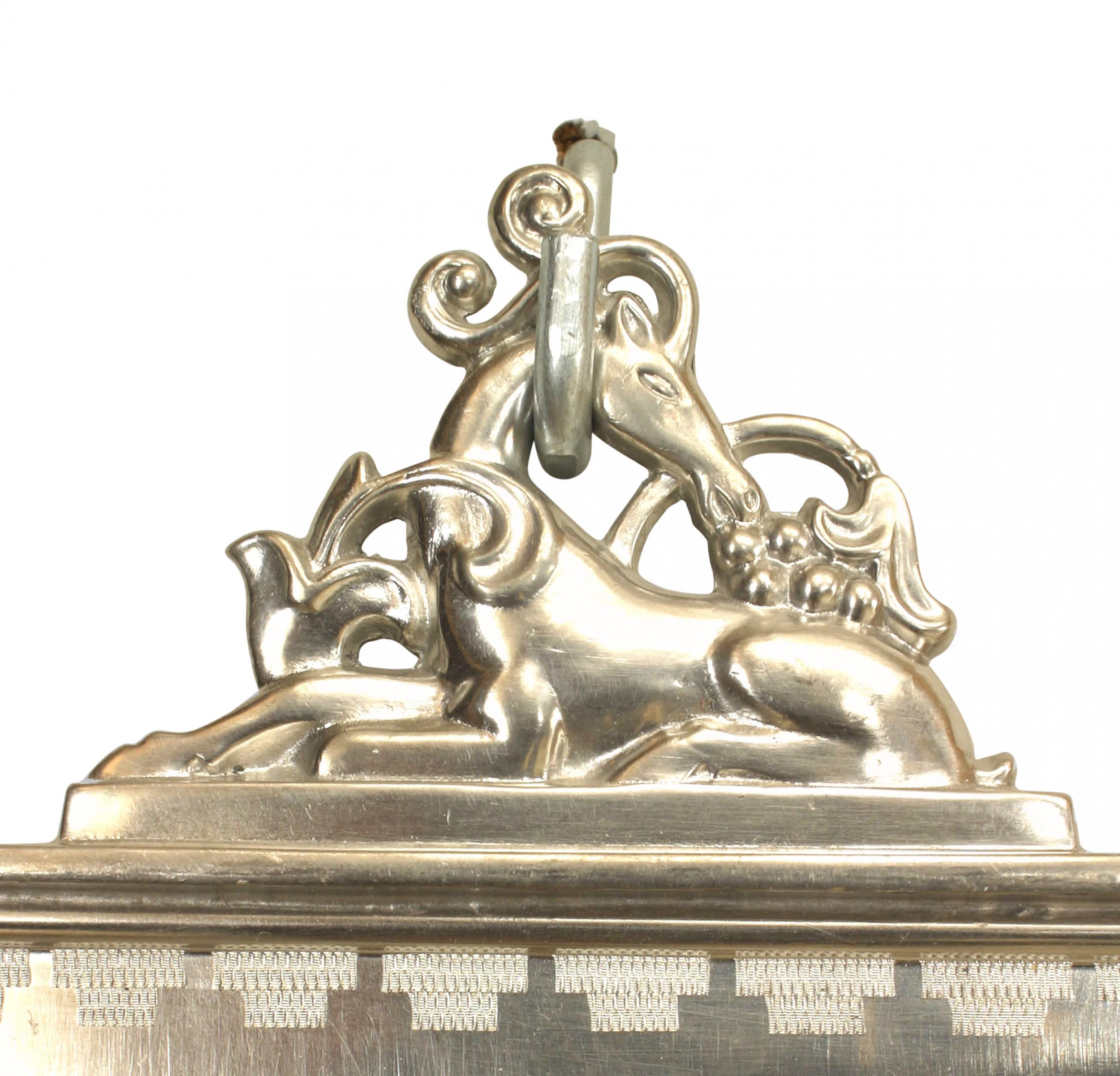PAIRE d'appliques murales anglaises en étain Art Deco à un seul bras, avec des plaques arrière en forme de clé de voûte et des frontons en forme de cerf stylisé (PRIX POUR LA PAIRE).
