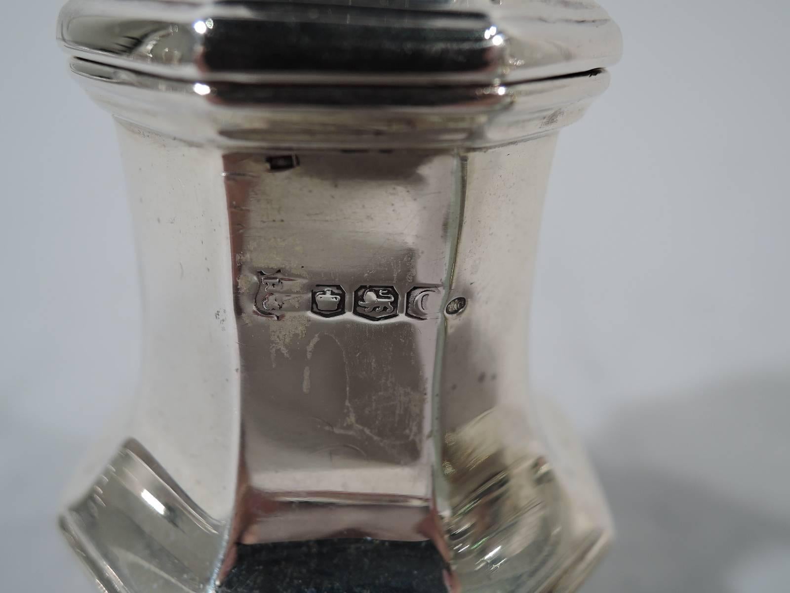 Pair of English Art Deco Sterling Silver Salt and Pepper Shakers In Excellent Condition In New York, NY