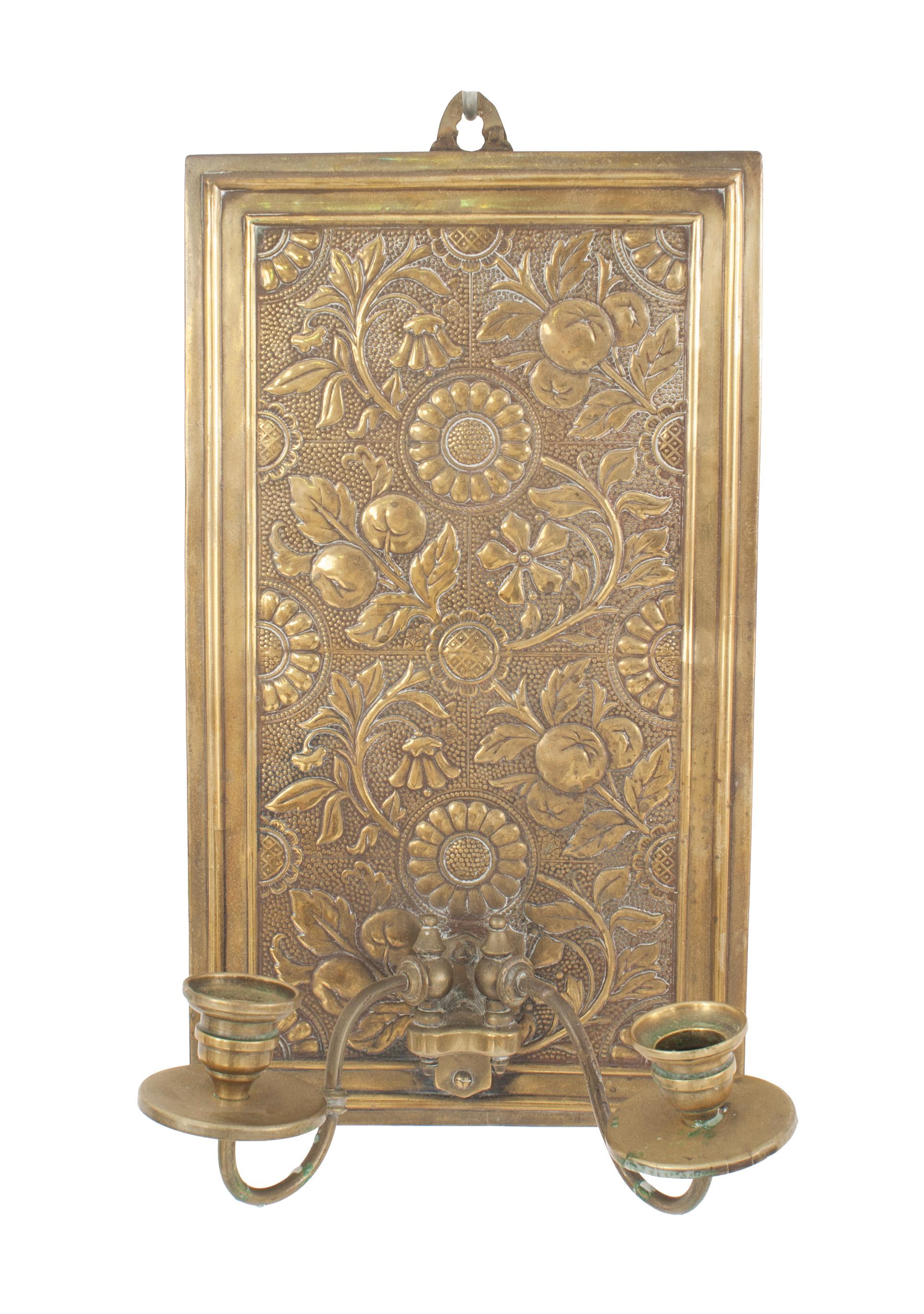 Paire d'appliques anglaises Arts & Crafts (Mouvement esthétique) de forme rectangulaire en laiton repoussé avec un motif floral et deux bras pivotants en forme de volute.
 