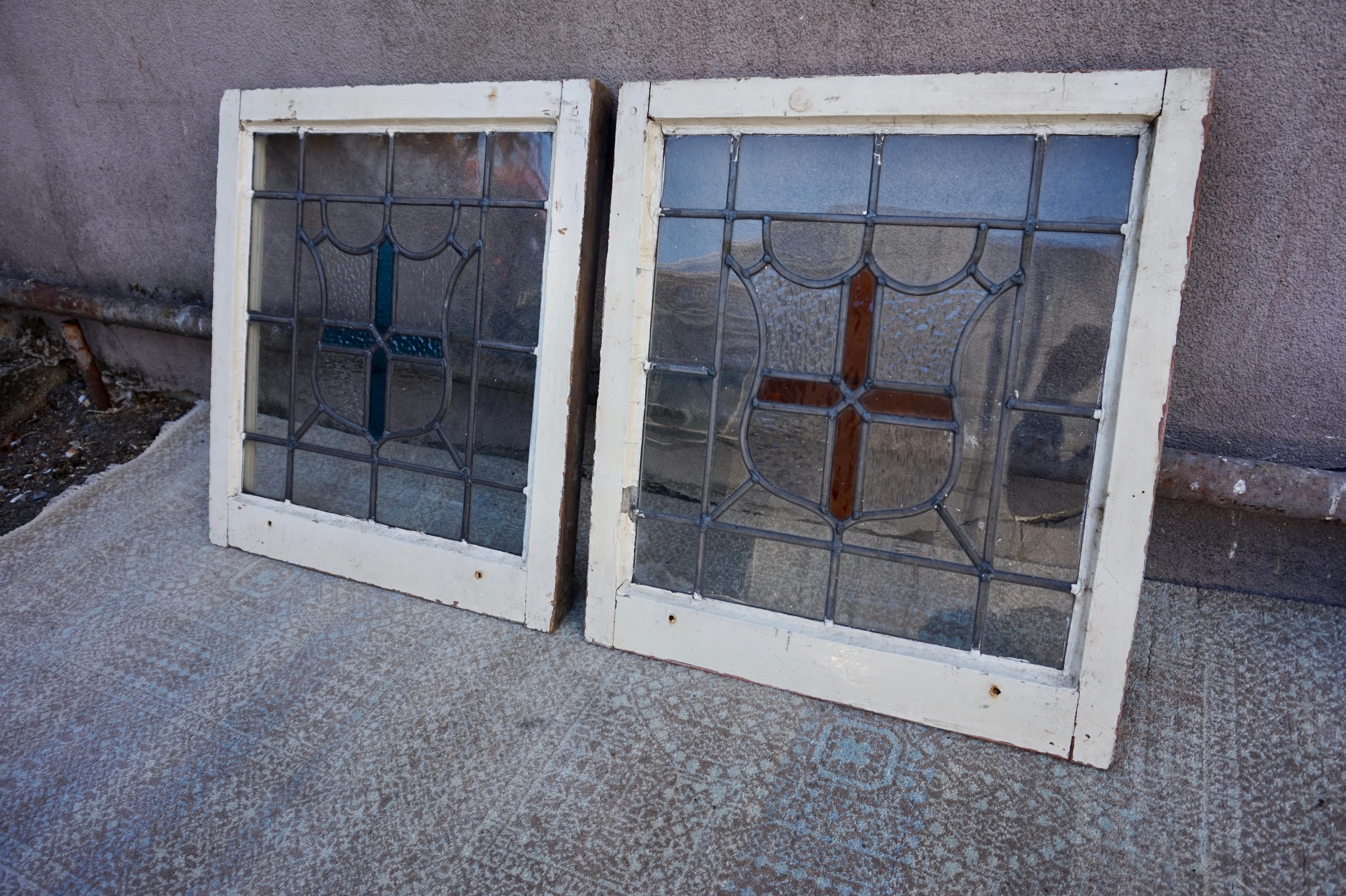 Paar englische Arts and Crafts-Wandfenster aus Blechglas mit Wappenschild (Buntglas) im Angebot