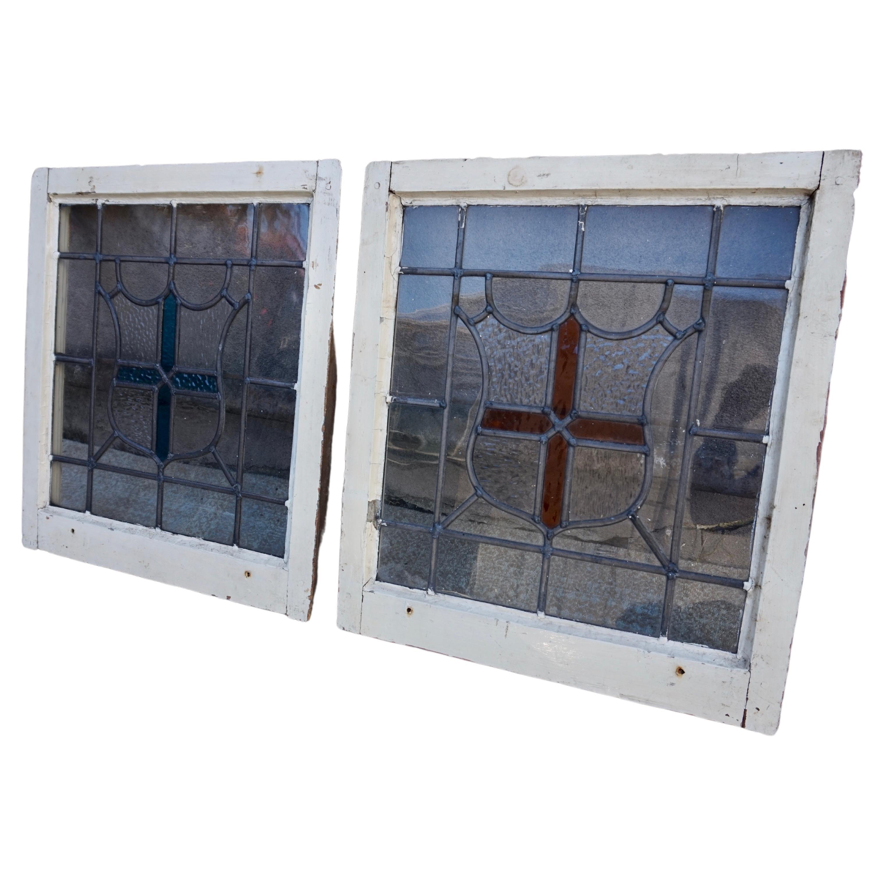 Paire de fenêtres anglaises Arts & Crafts en verre teinté avec boucliers en forme de crête