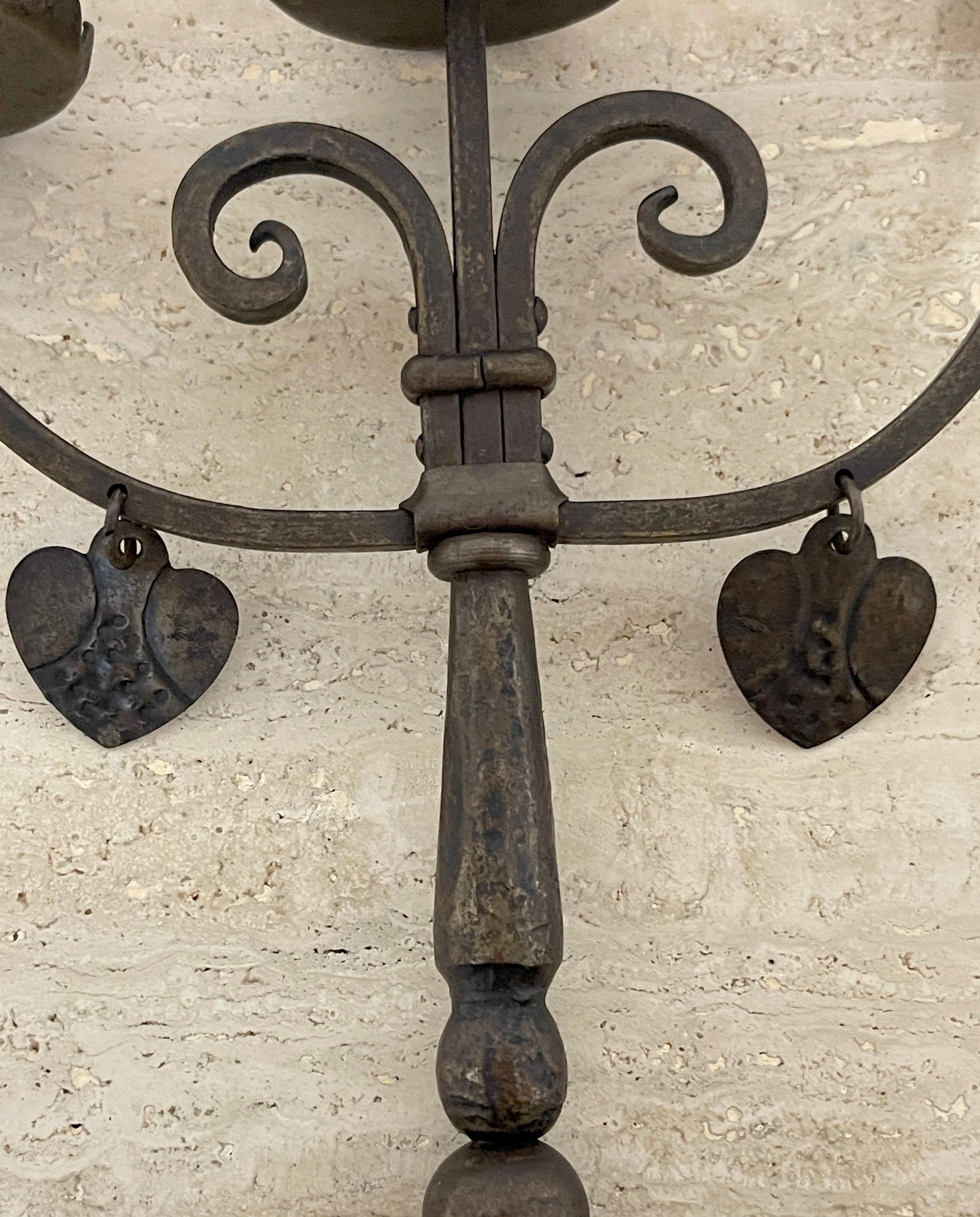 Paire de trois chandeliers en fer forgé de style Arts & Crafts anglais avec cœurs en vente 3