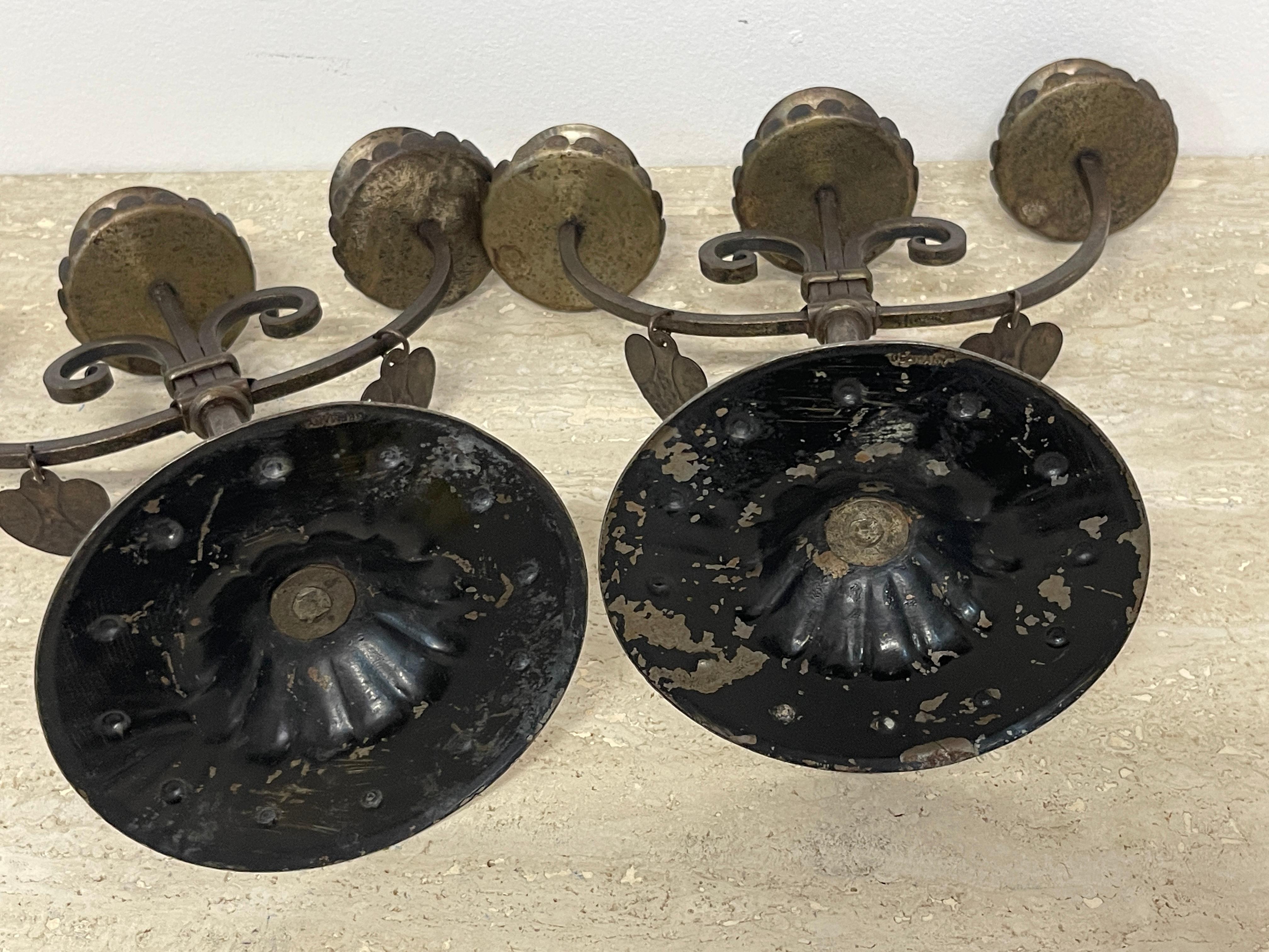 Paire de trois chandeliers en fer forgé de style Arts & Crafts anglais avec cœurs en vente 4
