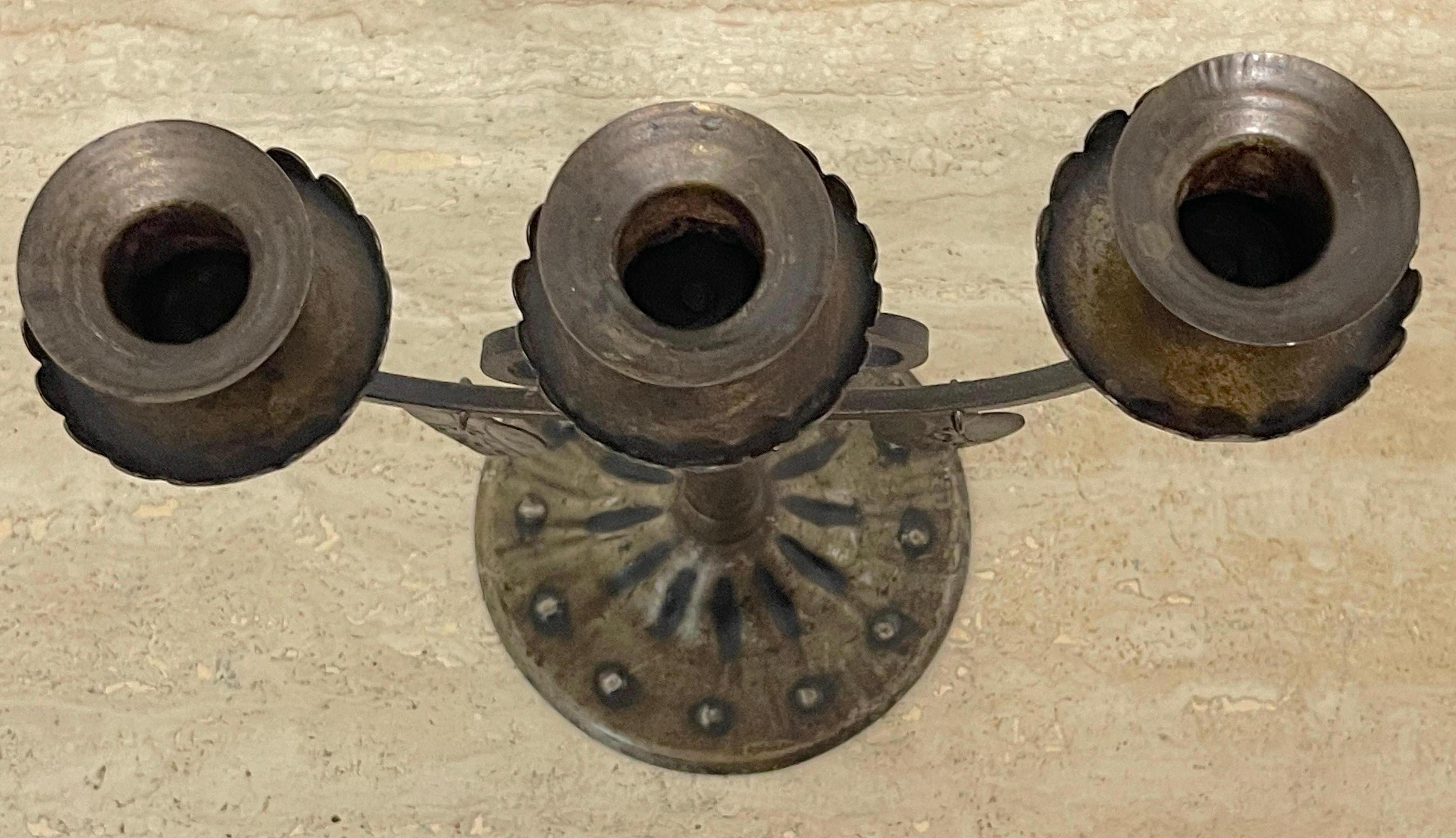 Anglais Paire de trois chandeliers en fer forgé de style Arts & Crafts anglais avec cœurs en vente