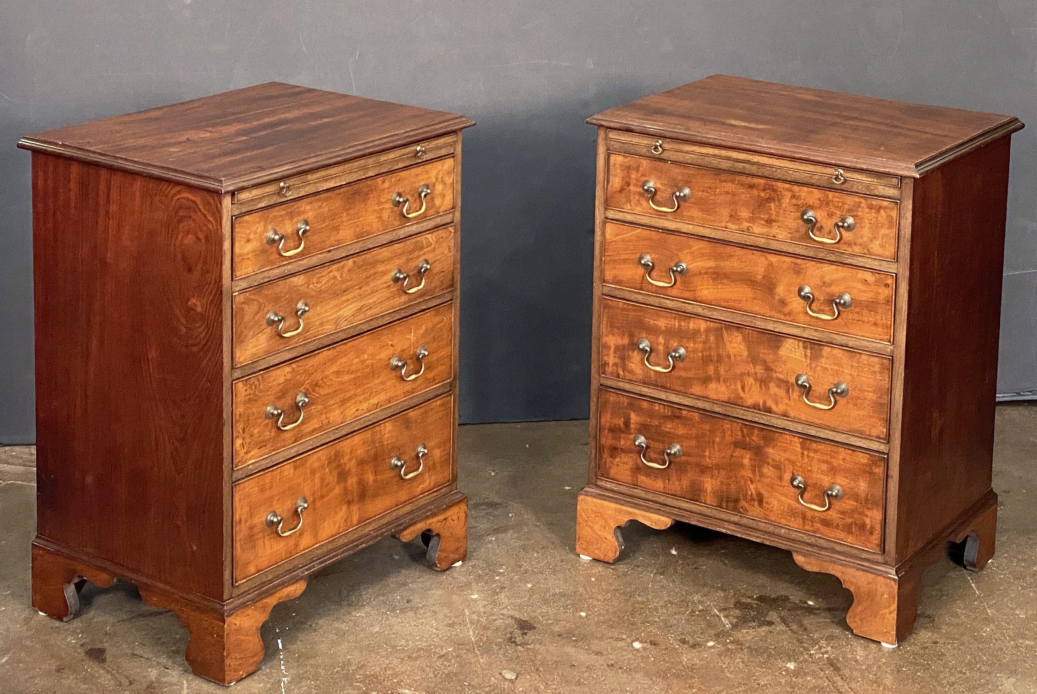 Pareja de pequeñas cómodas inglesas de soltero de caoba con correderas de cepillo Georgiano en venta