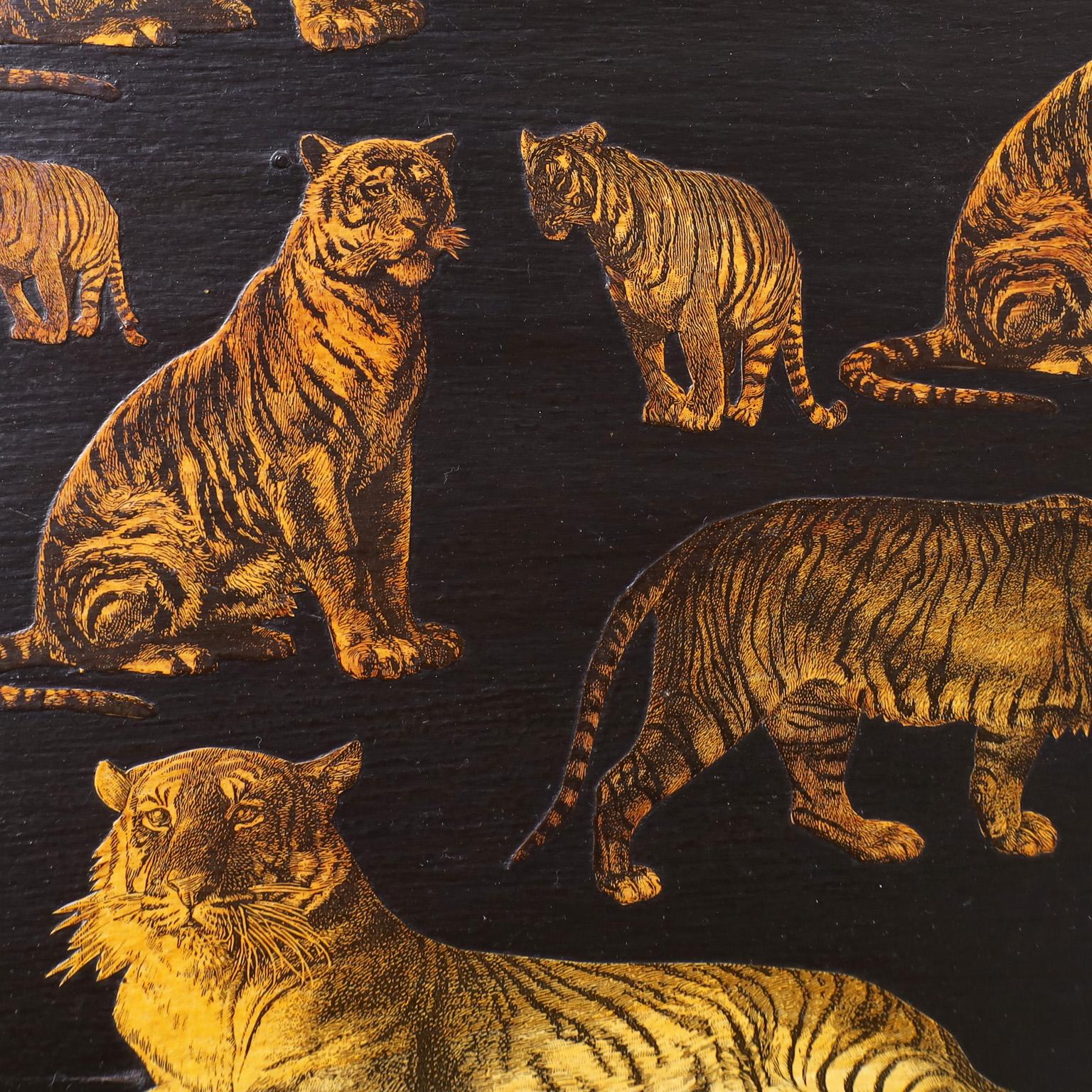 Paar englische Tiger-Decoupage-Ständer oder Tische aus Bambus (Handgefertigt) im Angebot
