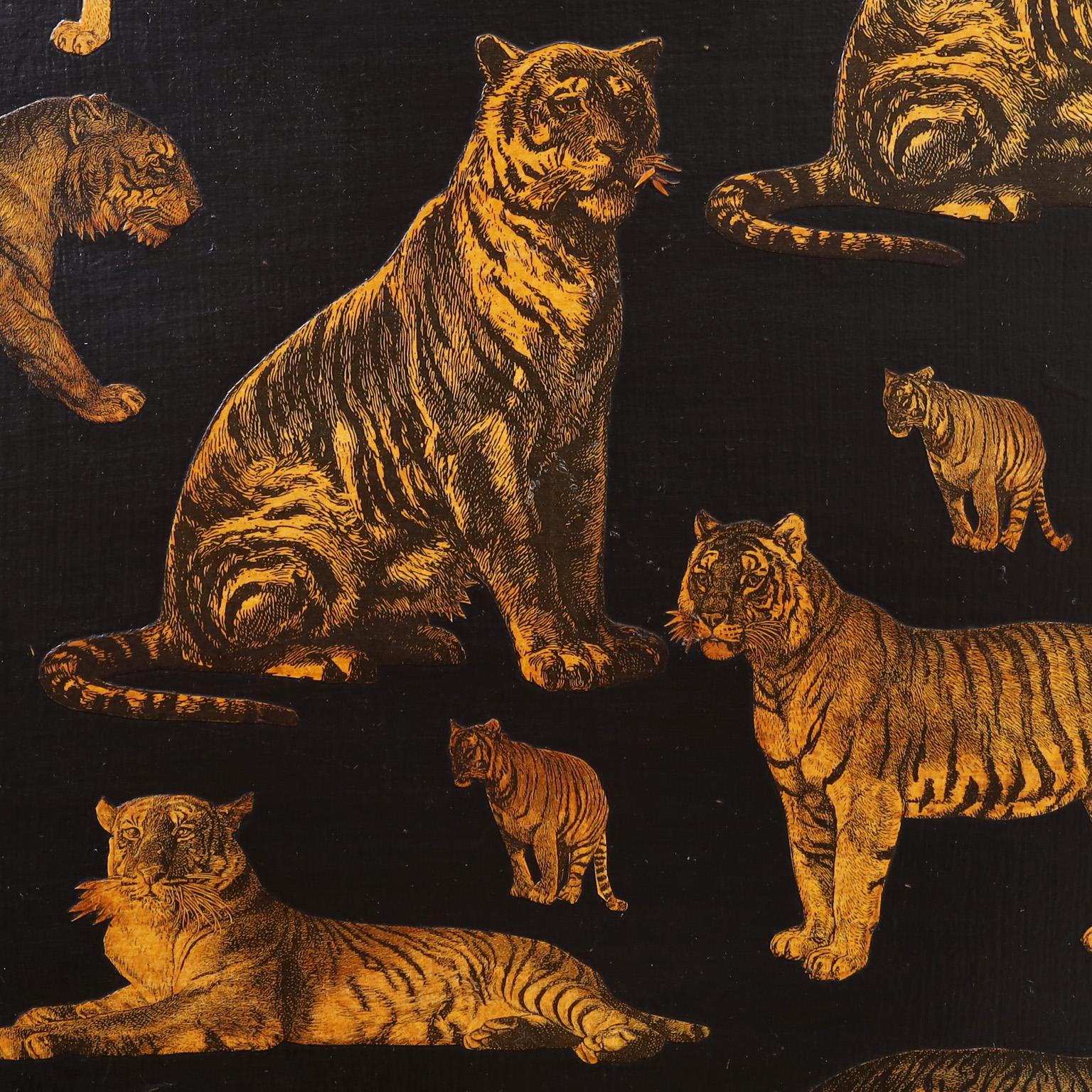 Paar englische Tiger-Decoupage-Ständer oder Tische aus Bambus im Angebot 1