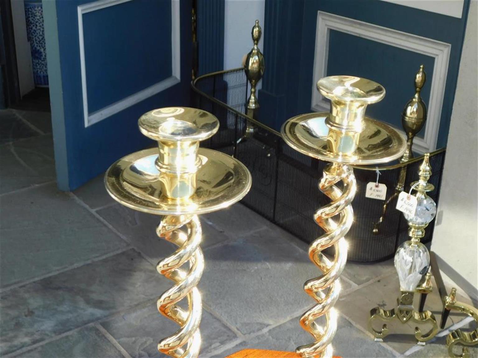 Anglais Paire de chandeliers anglais à torsion d'orge avec bases circulaires à facettes, vers 1840 en vente