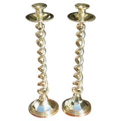 Coppia di candelieri inglesi Barley Twist con base circolare sfaccettata, 1840 ca.