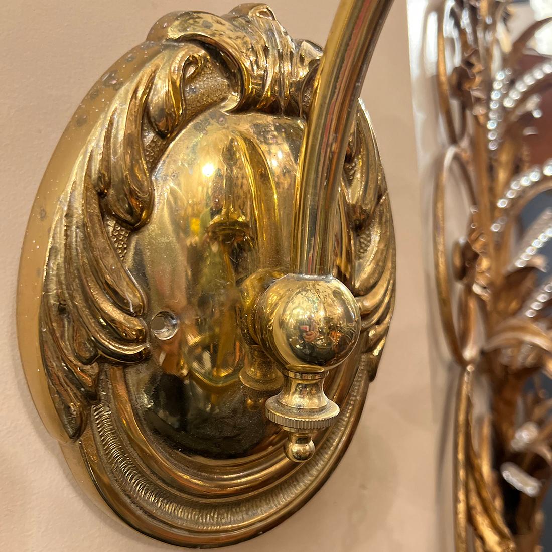 Ein Paar Bronzewandleuchter mit hängendem Glockenglasschirm aus den 1950er Jahren.

Abmessungen:
Höhe: 16.25