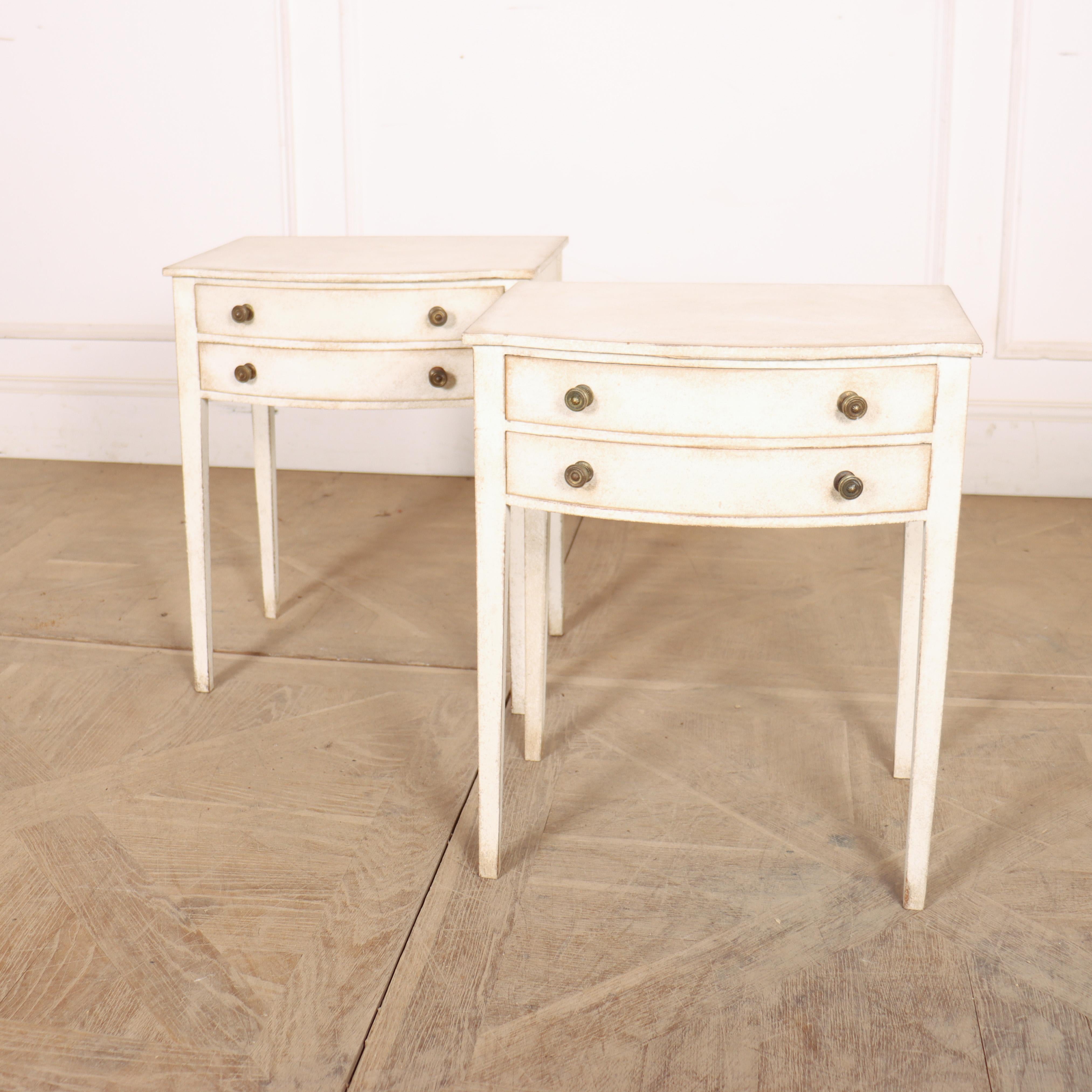 Small pair of English bow front oak lamp tables. 1890.


Code: 9015

Dimensions:
W: 17.5