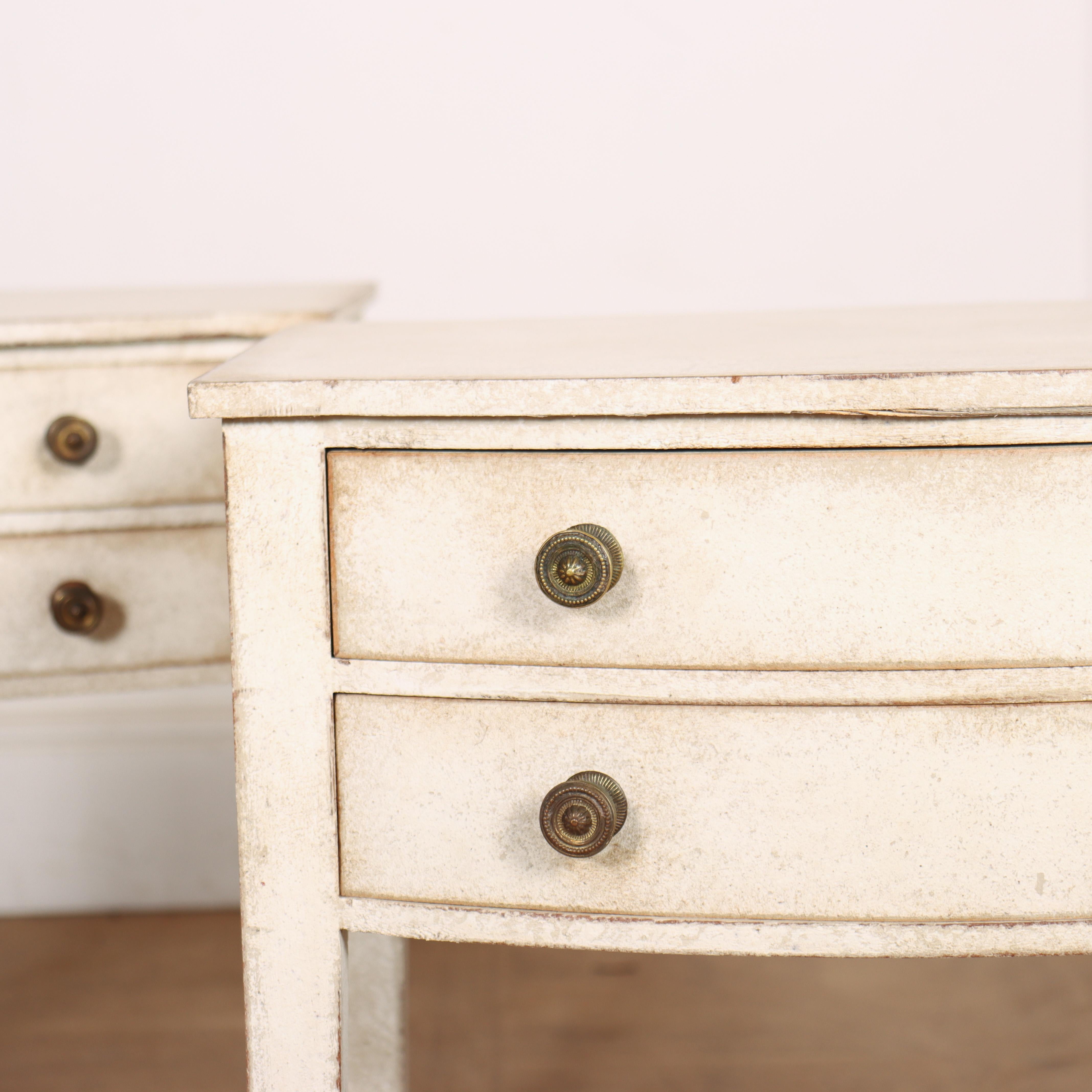 Pair of English Bow Fronted Lamp Tables In Good Condition For Sale In Leamington Spa, Warwickshire