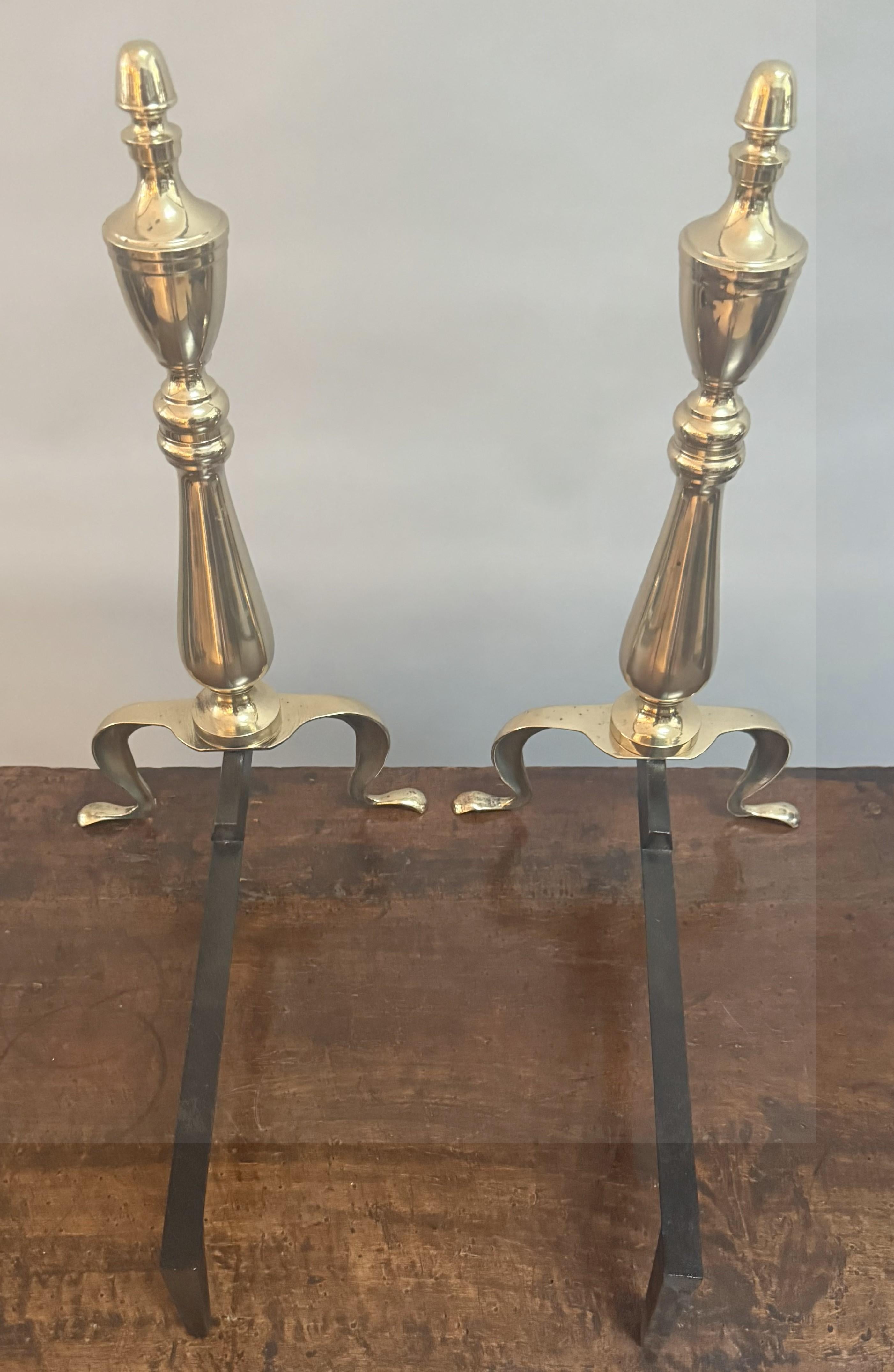 Pair of English Brass Andirons with Classical Finials In Good Condition For Sale In Middleburg, VA