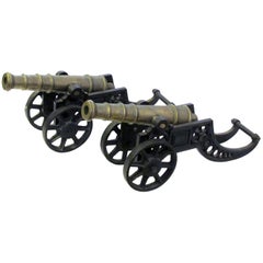 Paire de canons de signalisation ornementaux en laiton anglais sur des chariots en fonte