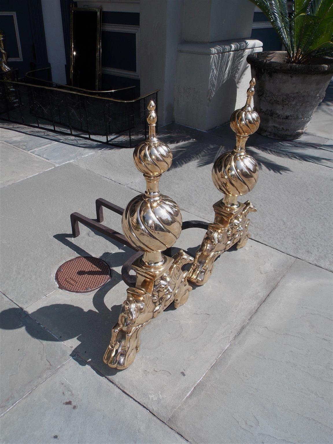 Coppia di candelabri a spirale in ottone con terminali a bulbo, zoccoli squadrati con leoni a mascherina al centro, fermi a sfera in ottone con gambe originali in ferro battuto e poggianti su Pegaso affiancato da piedi con artiglio e sfera, metà del