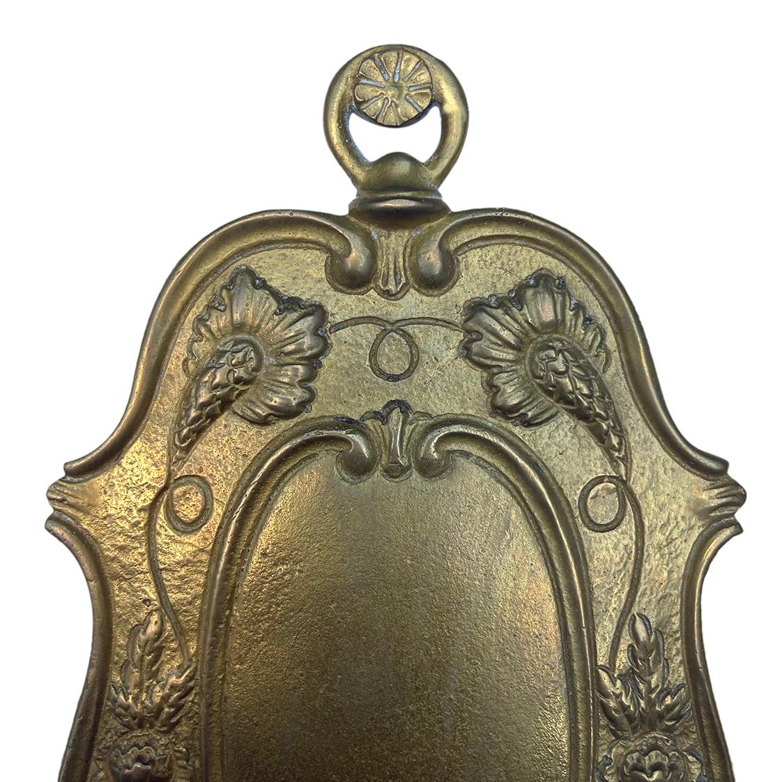 Paire d'appliques à deux lumières en bronze anglais, datant des années 1920, avec motif de feuillage sur la plaque arrière.
Mesures :
Hauteur 11