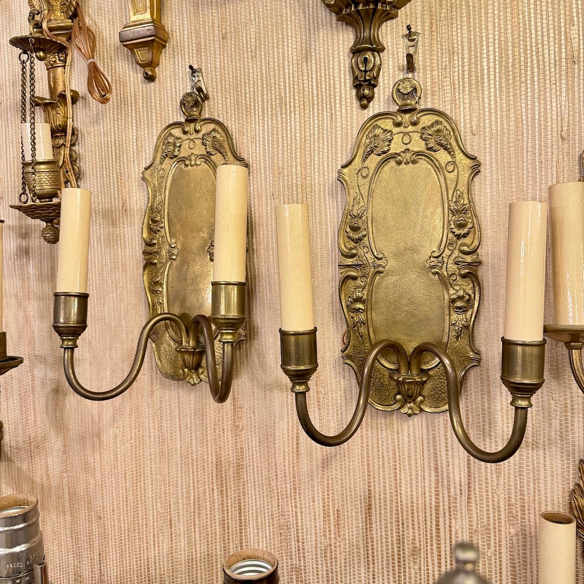 Pareja de candelabros ingleses de bronce en venta 1