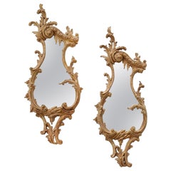 Paire de miroirs anglais sculptés en forme de cartouche rococo
