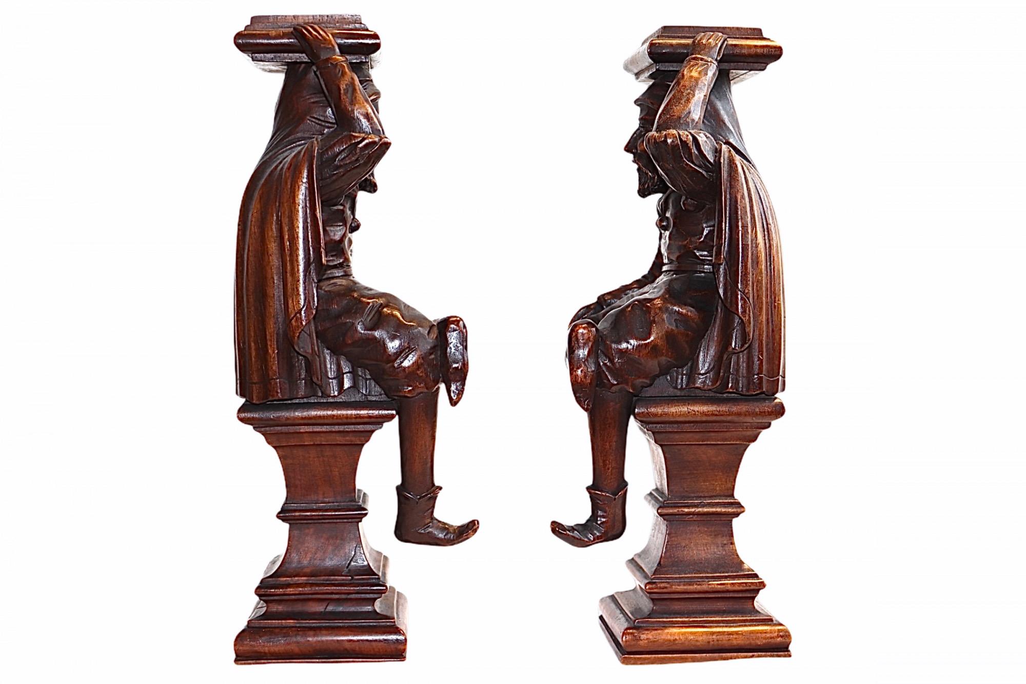 Baroque Pair of English Carved Walnut Wood Figures of Court Jesters, 18th Century For Sale