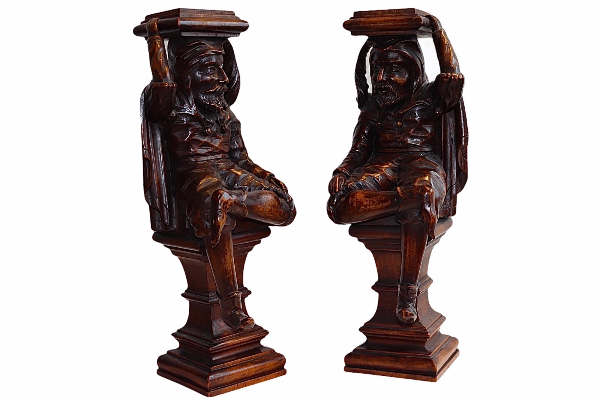Pair of English Carved Walnut Wood Figures of Court Jesters, 18th Century In Distressed Condition For Sale In North Miami, FL