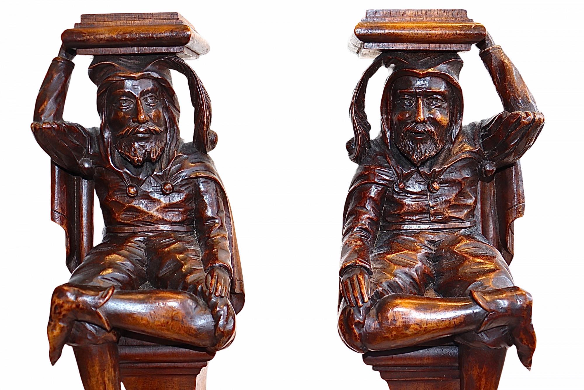 18th Century and Earlier Pair of English Carved Walnut Wood Figures of Court Jesters, 18th Century For Sale