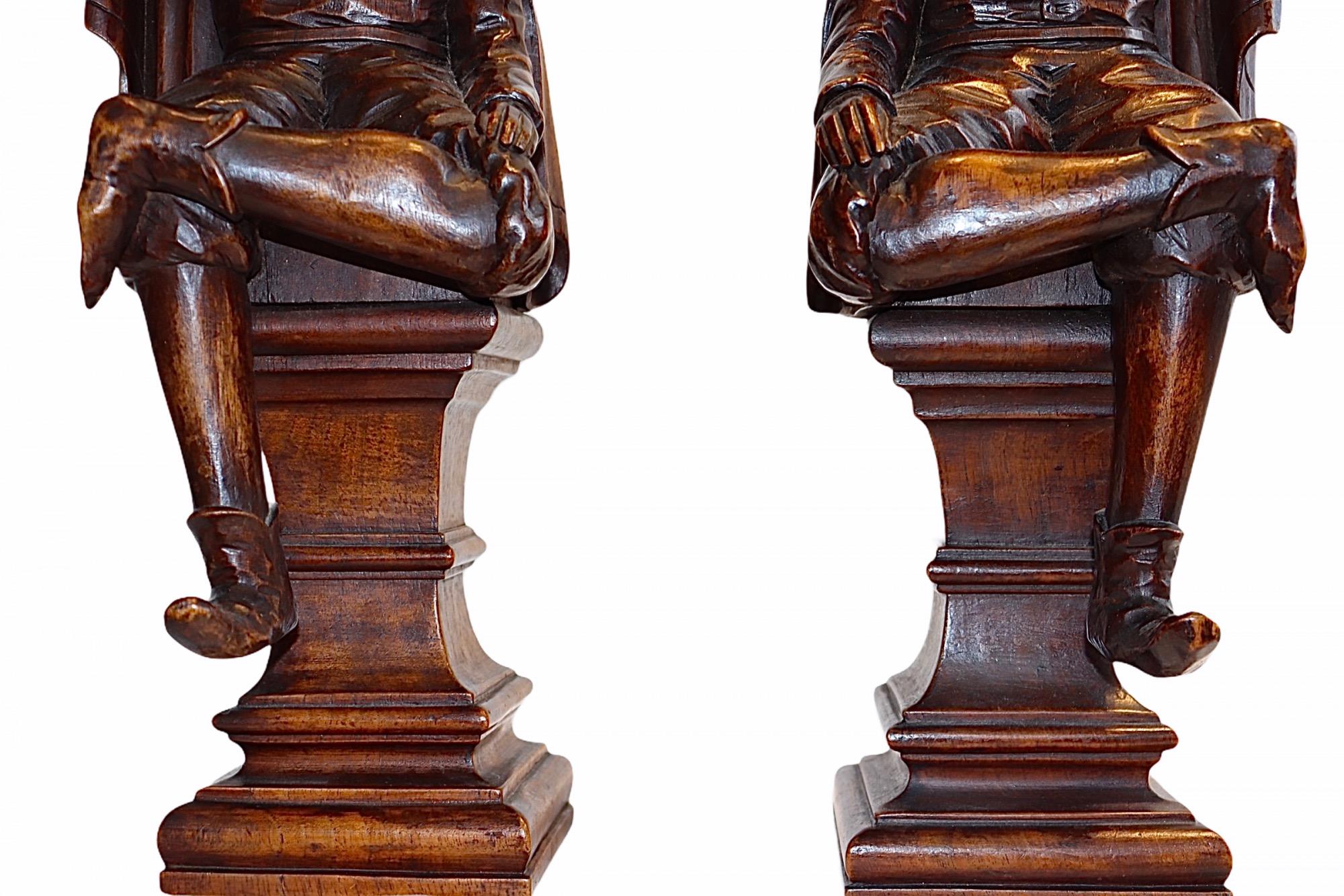 Pair of English Carved Walnut Wood Figures of Court Jesters, 18th Century For Sale 1
