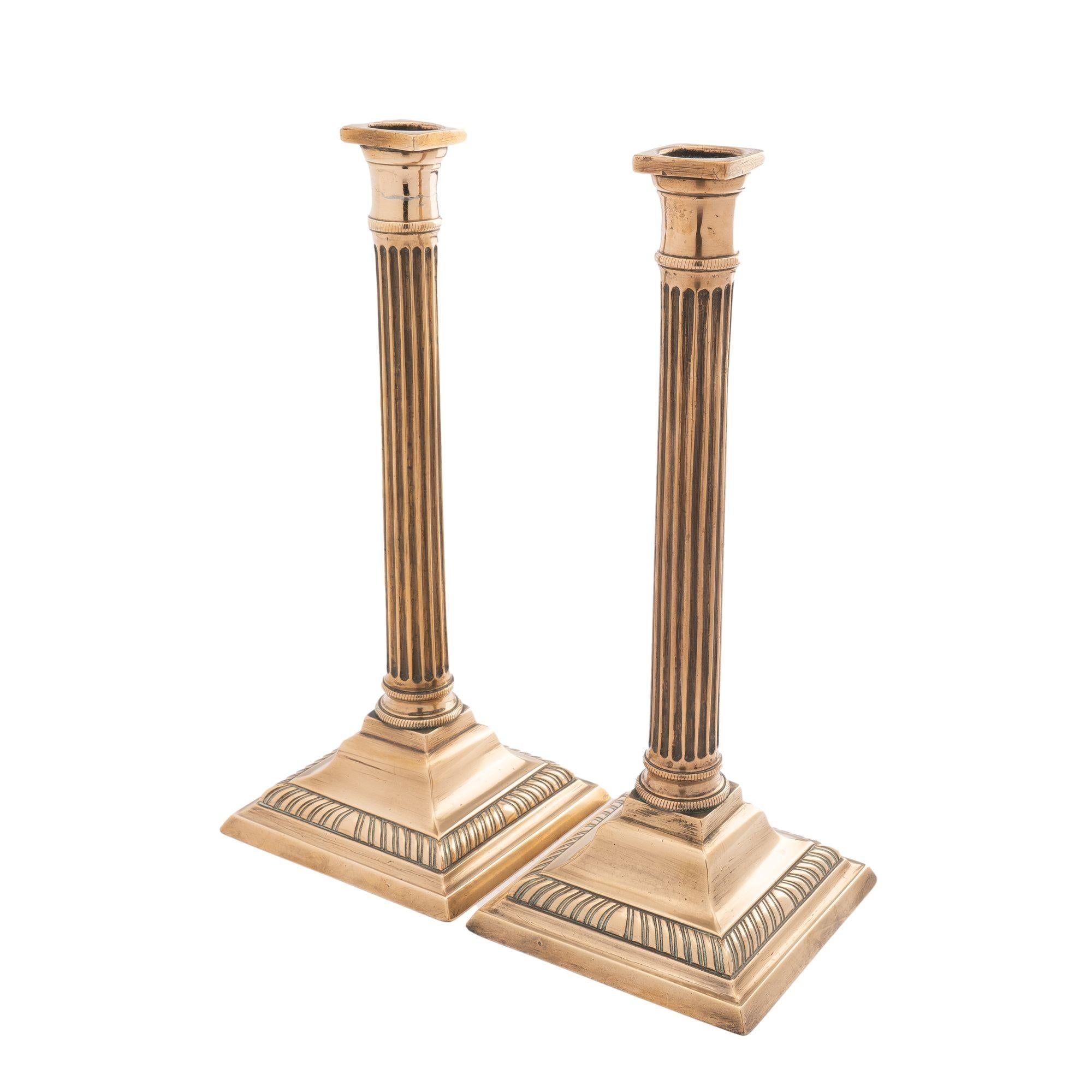 Pair of English cast brass columnar candlesticks, c. 1790 In Good Condition For Sale In Kenilworth, IL