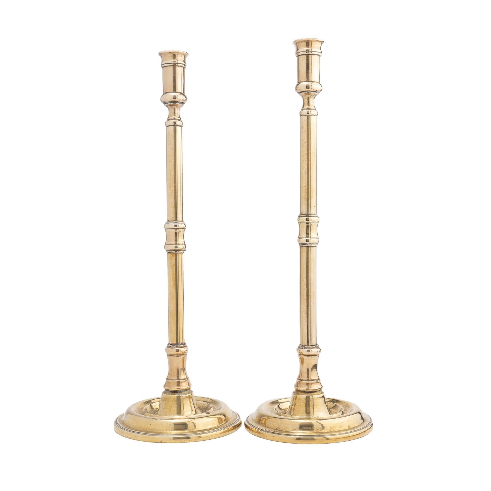 Pair of English cast brass tavern candlesticks, 1850-1900 In Good Condition For Sale In Kenilworth, IL
