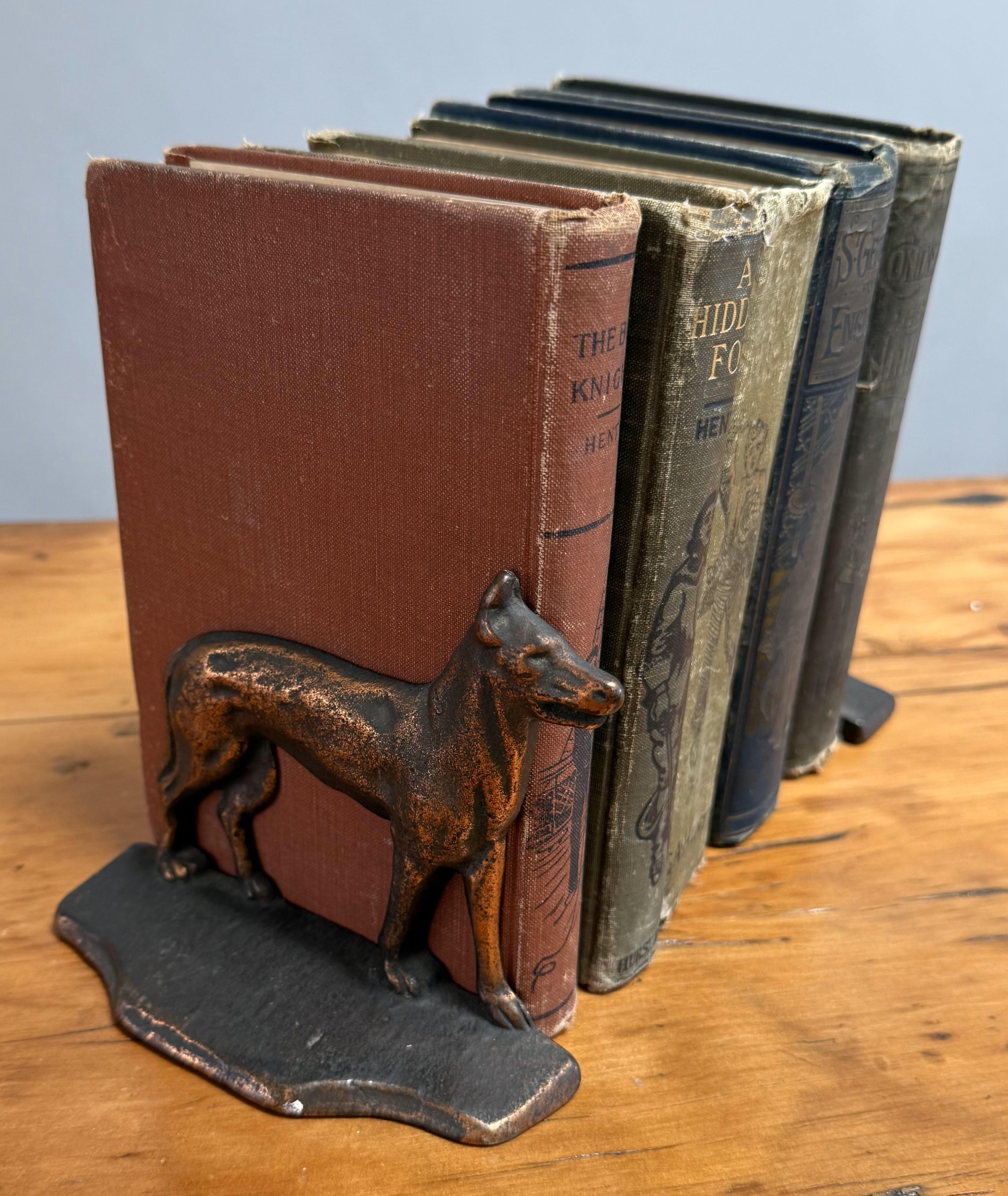 Paire de serre-livres anglais en cuivre patiné en forme de moule sur pied 2