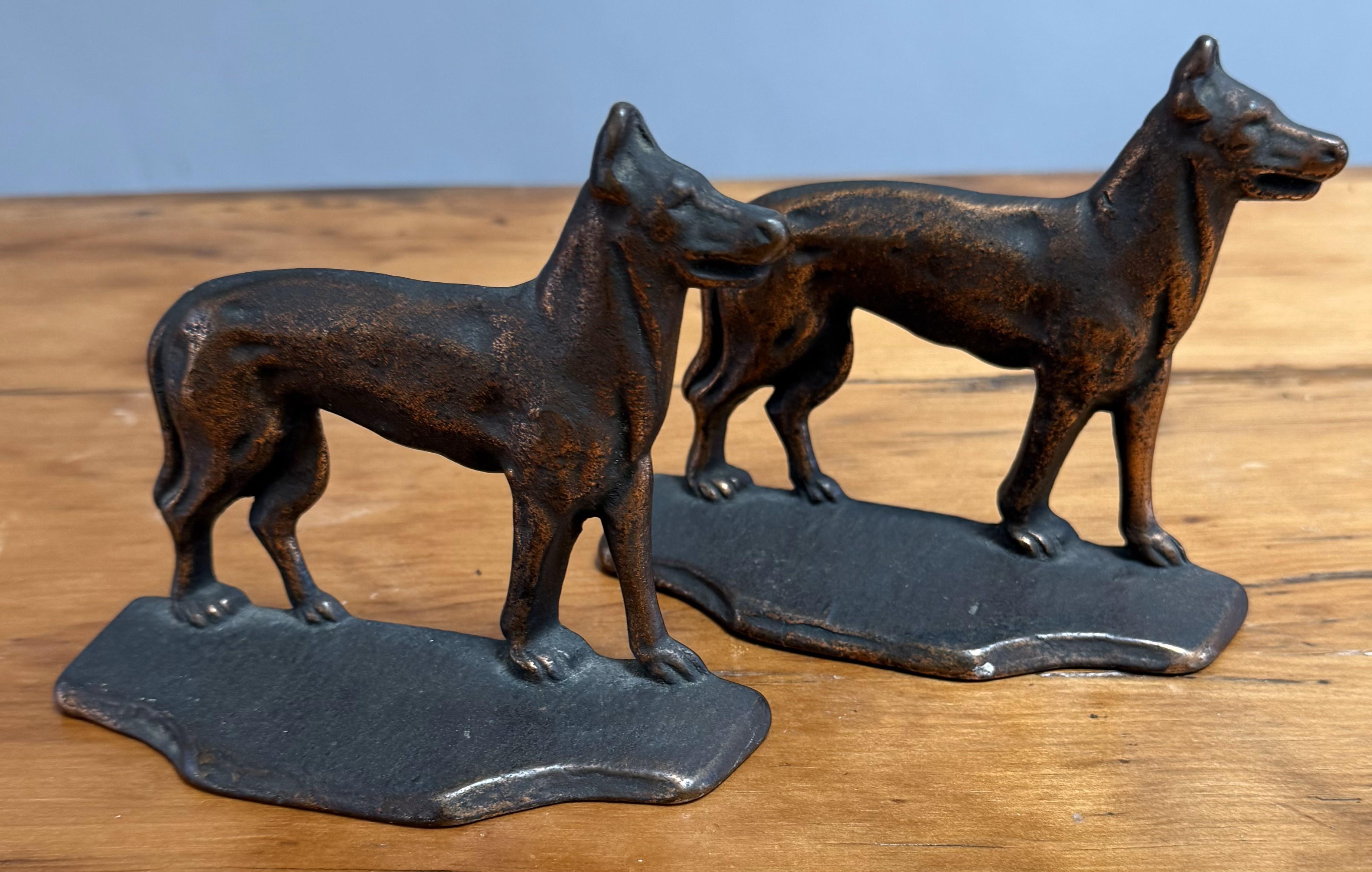 Paire de serre-livres anglais en fonte de cuivre patinée, en forme de chiens de berger debout.

Charmante paire de serre-livres en fonte anglaise du début du XXe siècle, représentant des chiens de berger alertes aux oreilles droites et aux corps