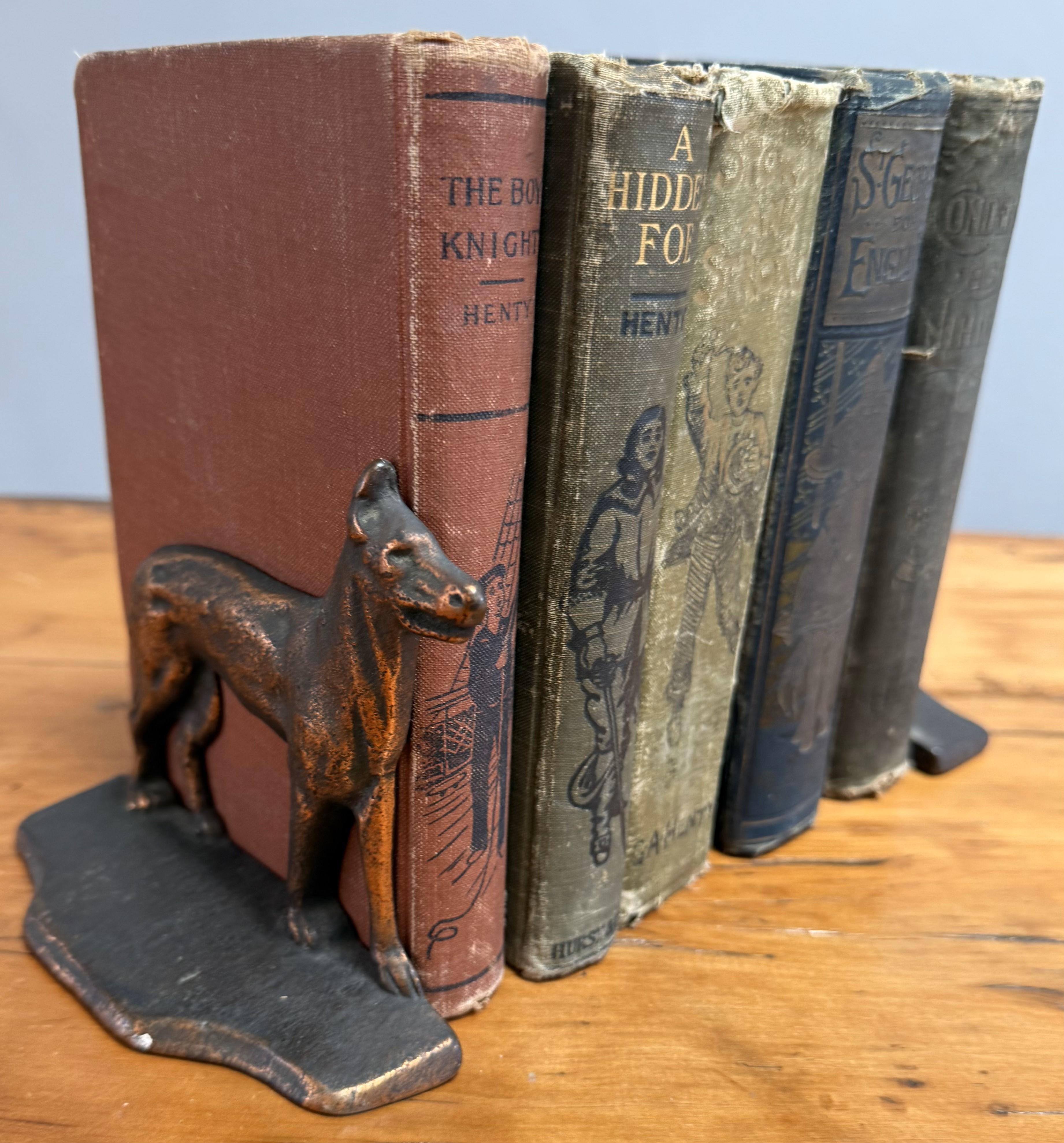 Paire de serre-livres anglais en cuivre patiné en forme de moule sur pied 1
