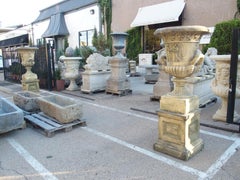 Paar englische gegossene neoklassizistische Gartenurnen auf Sockeln