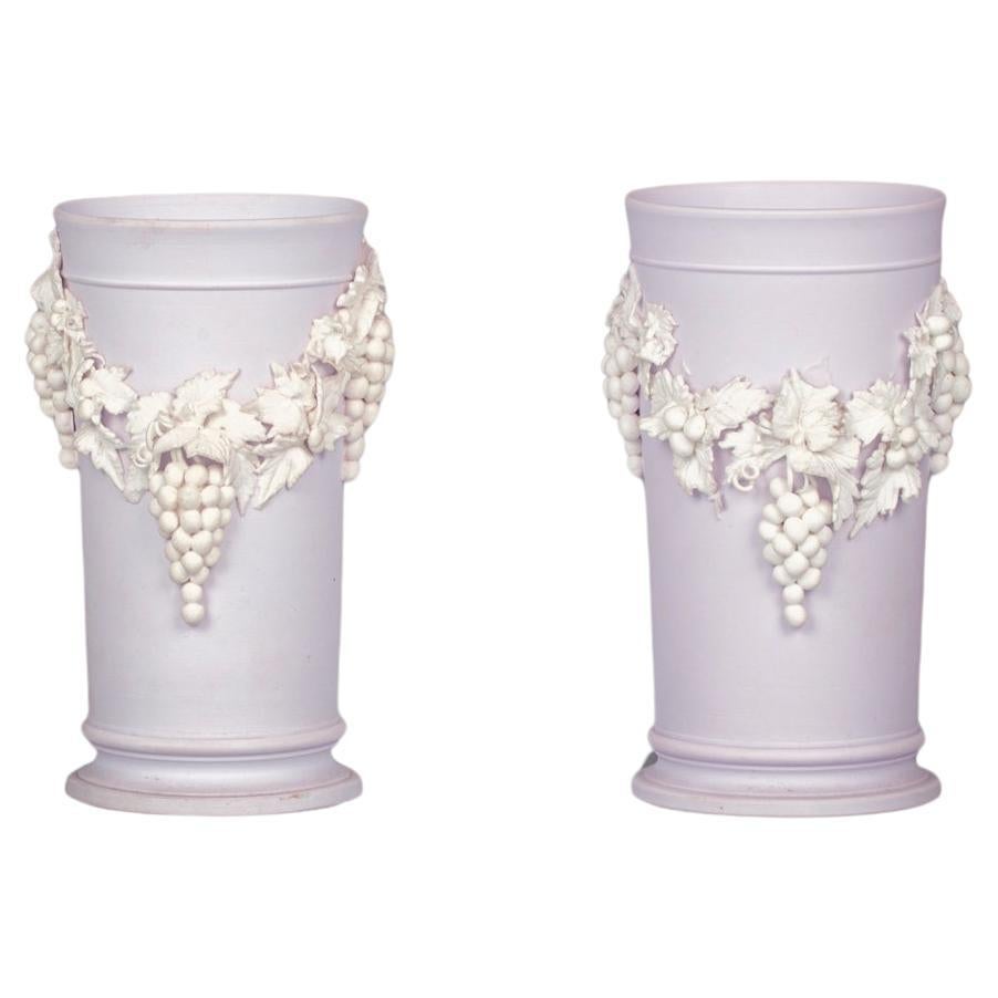 Paire de vases à renversement en céramique anglaise à fond lilas pâle, vers 1830