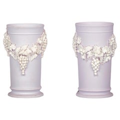 Paire de vases à renversement en céramique anglaise à fond lilas pâle, vers 1830