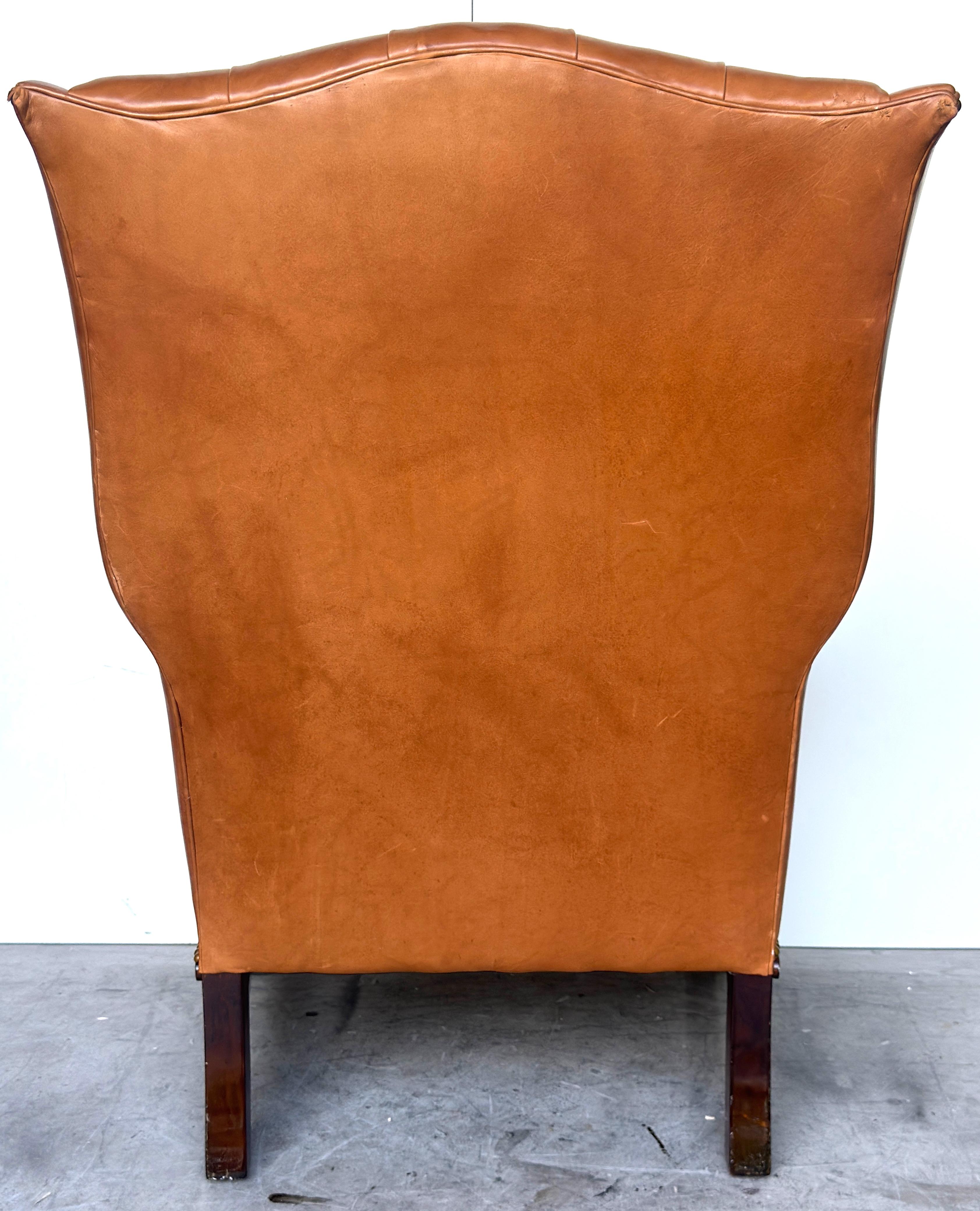 Coppia di Chesterfield inglesi Saddle/Tan  Sedie ad ala in pelle, anni '50 circa in vendita 4