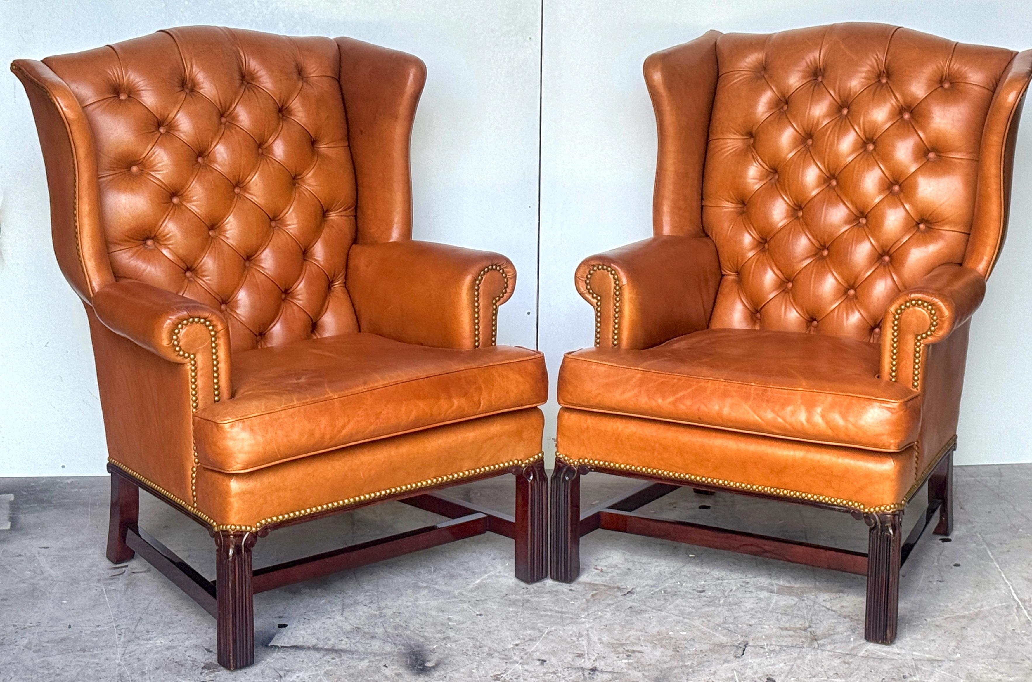 Inglese Coppia di Chesterfield inglesi Saddle/Tan  Sedie ad ala in pelle, anni '50 circa in vendita