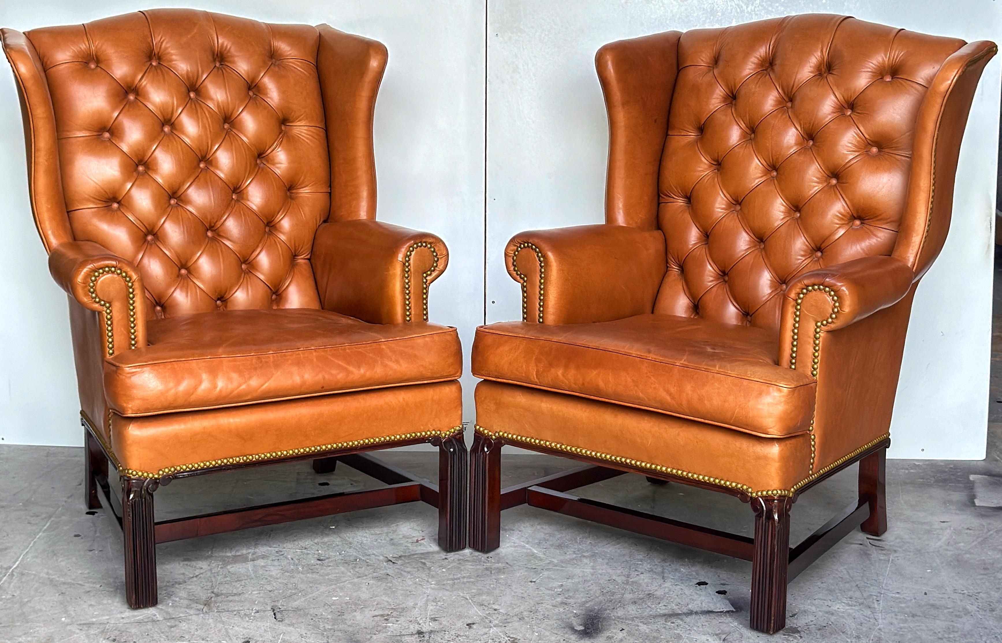 Coppia di Chesterfield inglesi Saddle/Tan  Sedie ad ala in pelle, anni '50 circa In condizioni buone in vendita a West Palm Beach, FL