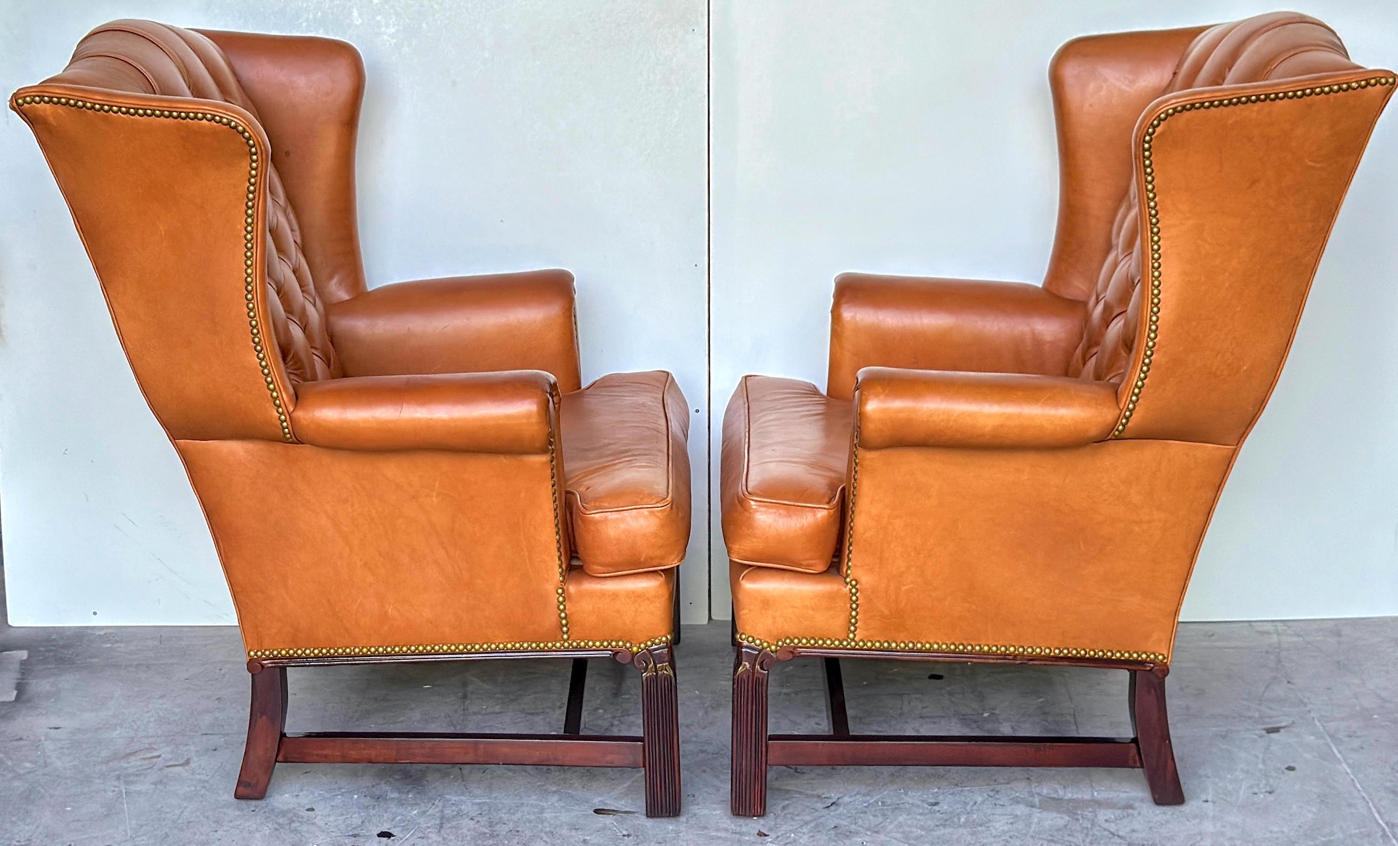 XX secolo Coppia di Chesterfield inglesi Saddle/Tan  Sedie ad ala in pelle, anni '50 circa in vendita