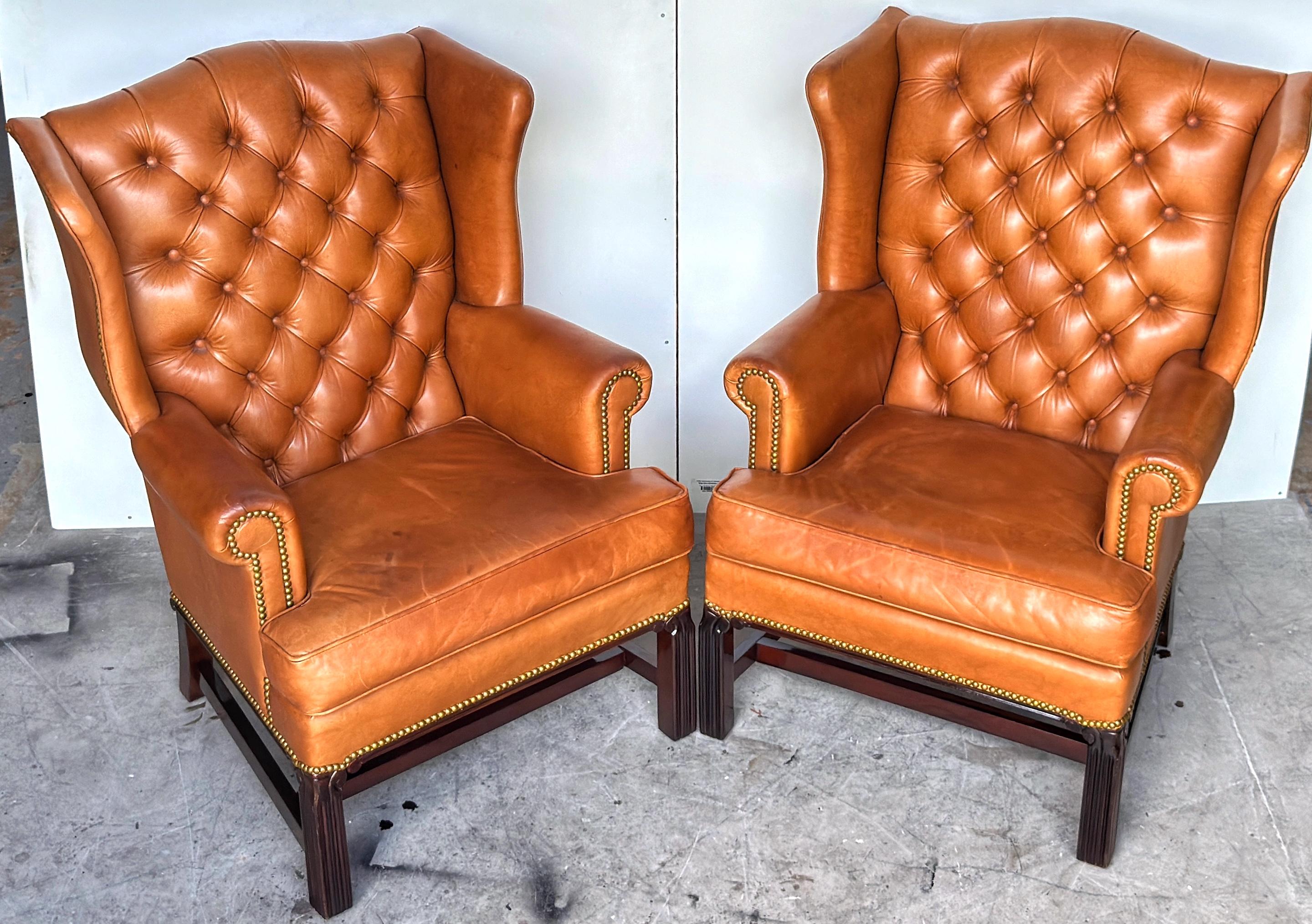 Pelle Coppia di Chesterfield inglesi Saddle/Tan  Sedie ad ala in pelle, anni '50 circa in vendita