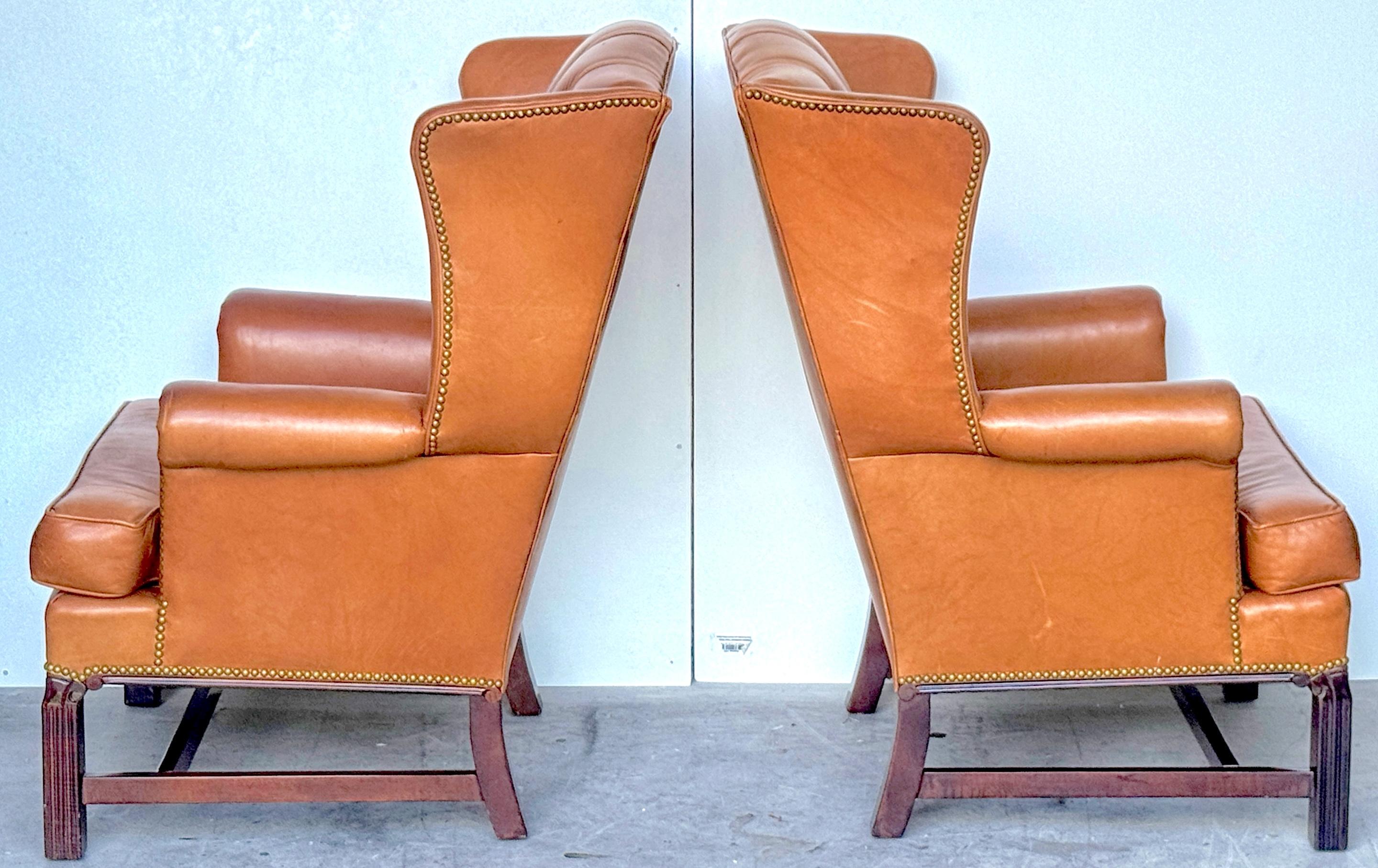 Coppia di Chesterfield inglesi Saddle/Tan  Sedie ad ala in pelle, anni '50 circa in vendita 1