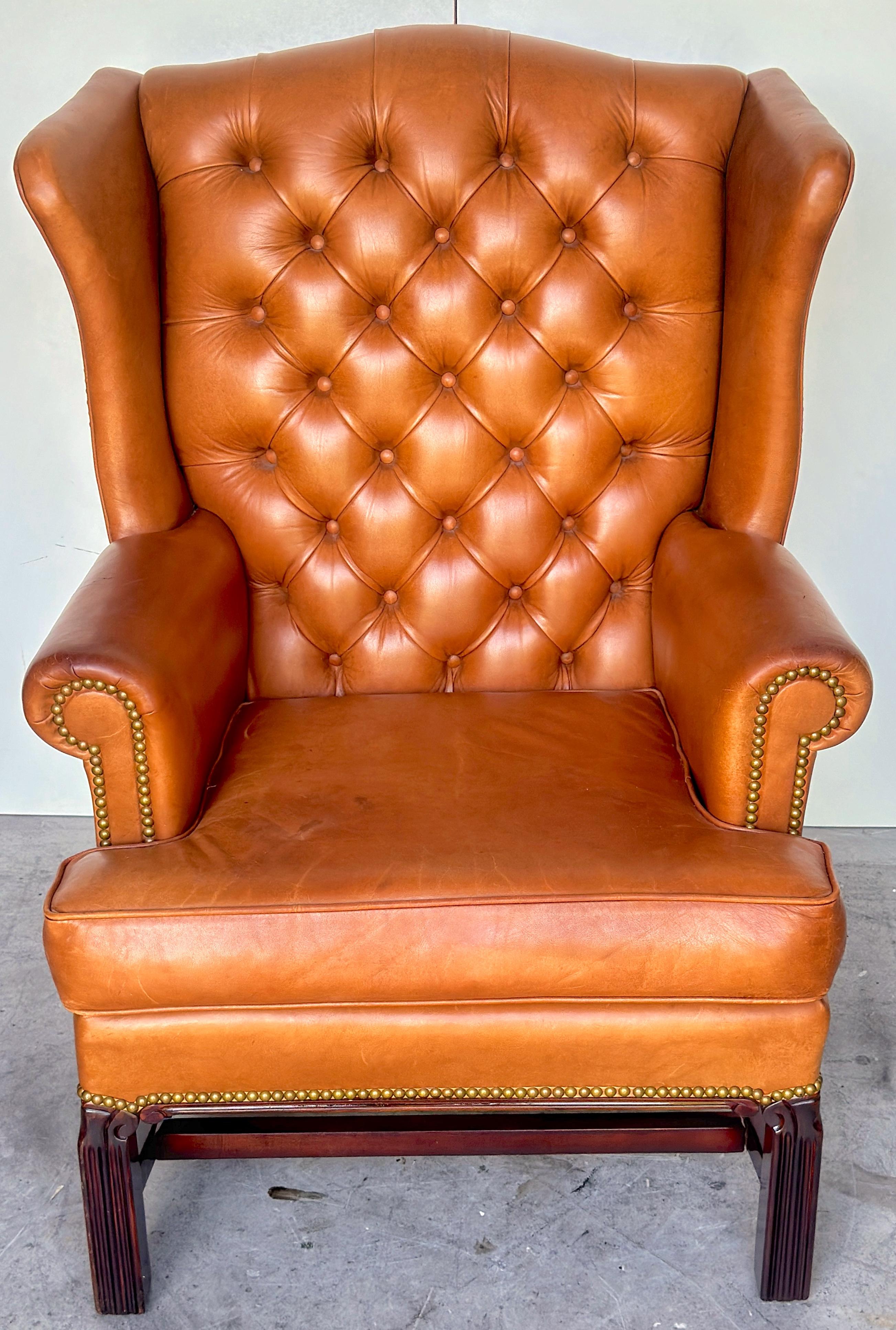 Coppia di Chesterfield inglesi Saddle/Tan  Sedie ad ala in pelle, anni '50 circa in vendita 2