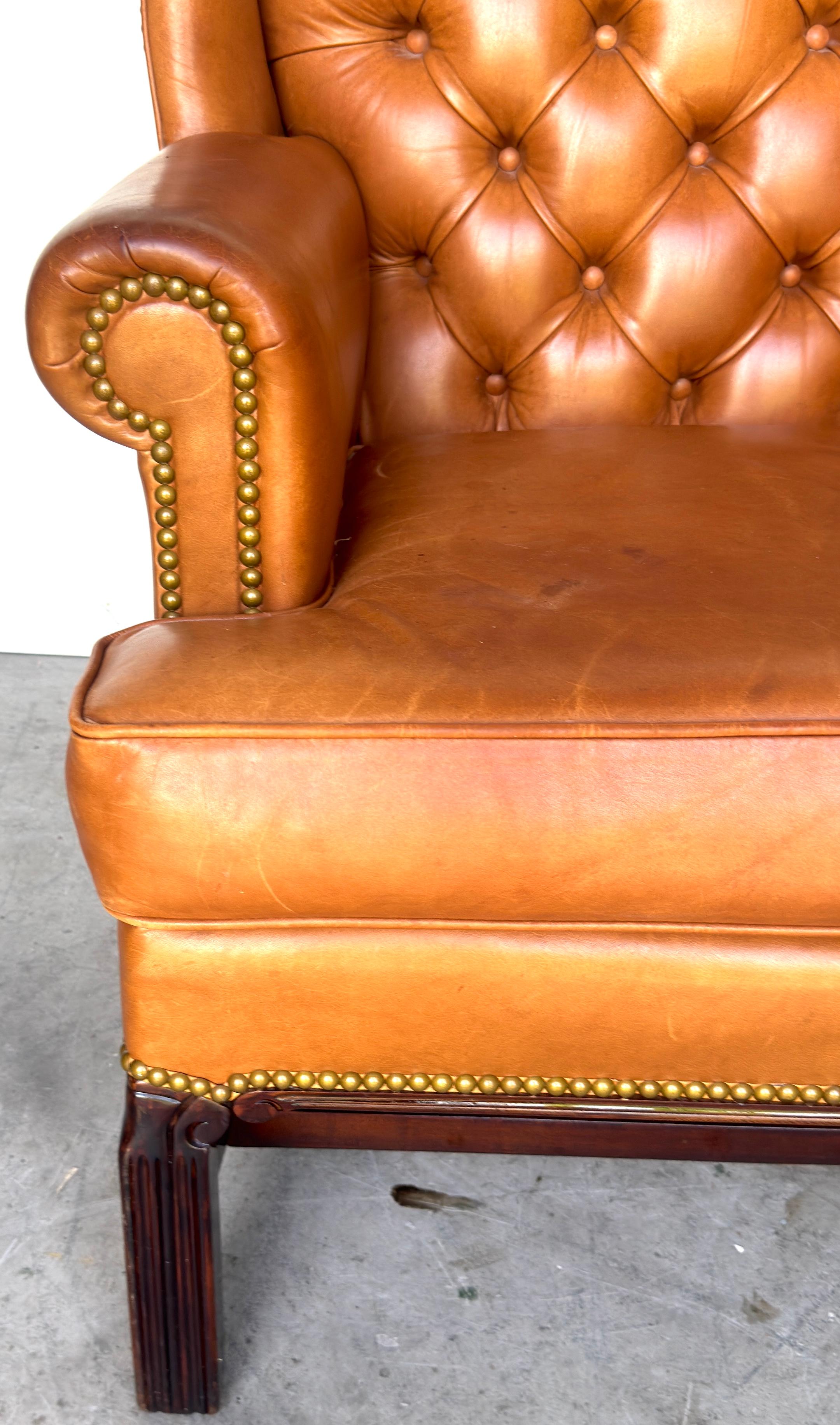 Coppia di Chesterfield inglesi Saddle/Tan  Sedie ad ala in pelle, anni '50 circa in vendita 3