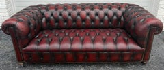 Coppia di divani Chesterfield inglesi in pelle bordeaux bruciata, anni '50 CIRCA