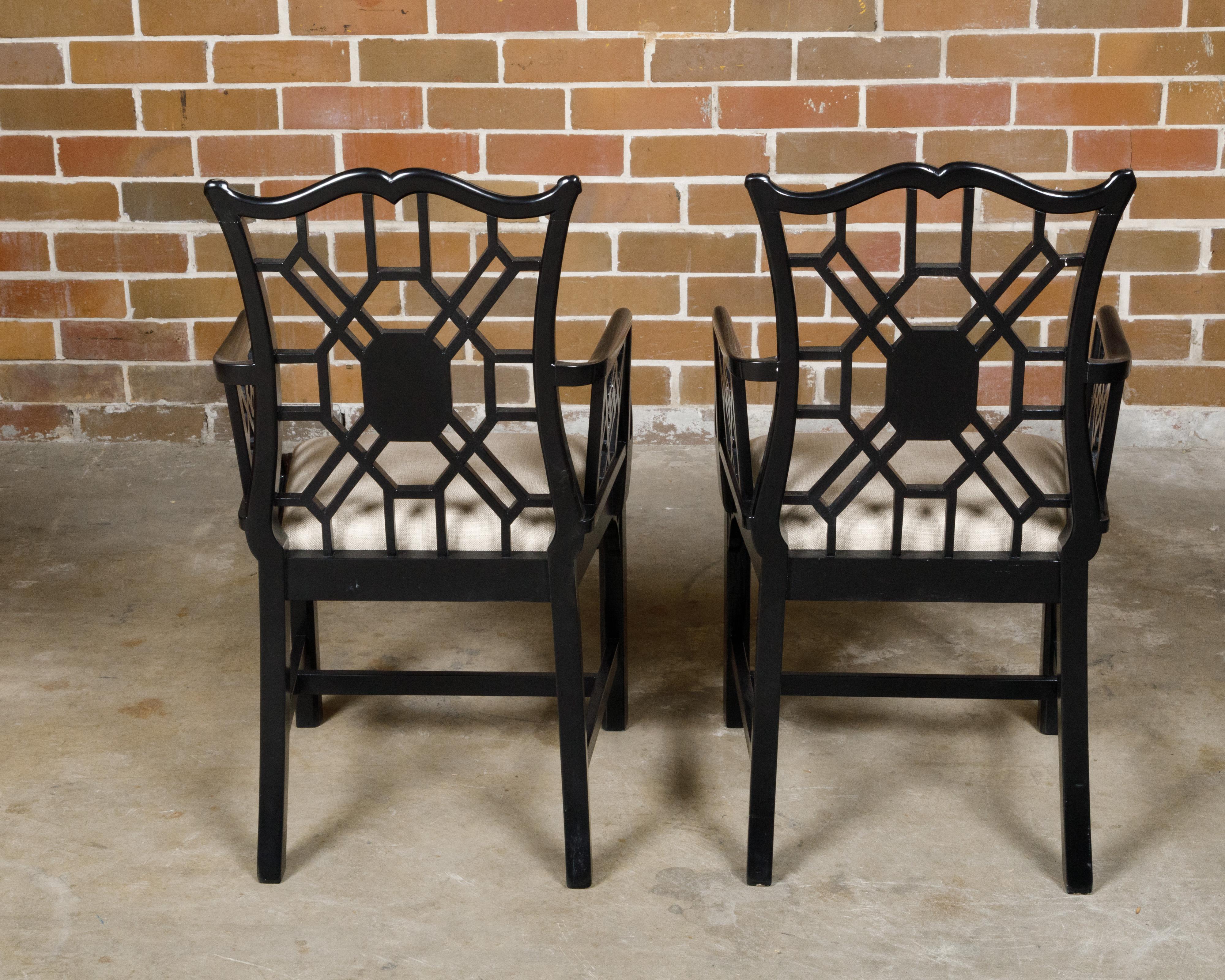 Coppia di poltrone cinesi inglesi in stile Chippendale laccate di nero, circa 1950 in vendita 2